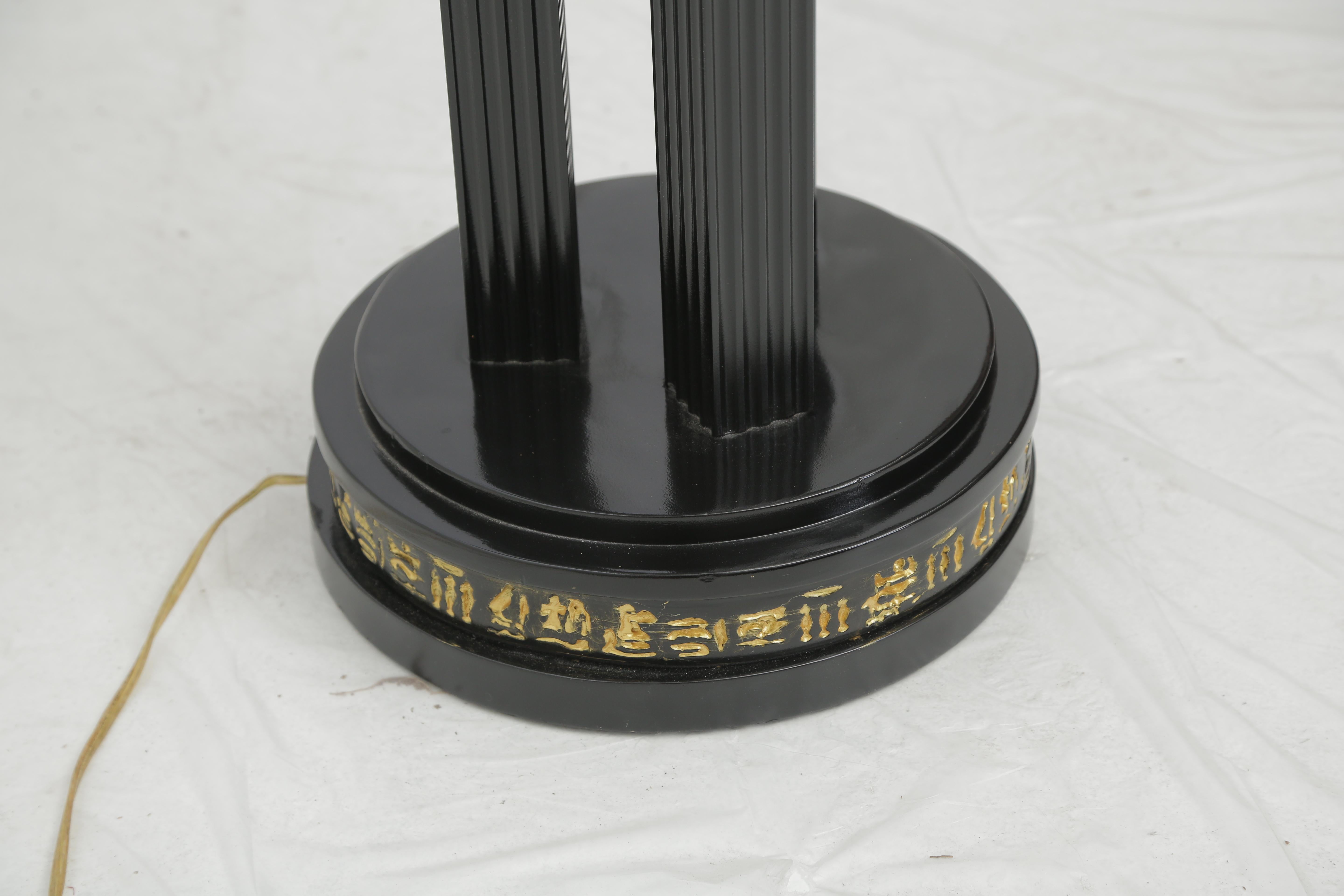 Midcentury Neoclassical Egyptian Style Black Lacquered Metal Floor Lamp In Good Condition For Sale In Miami, FL
