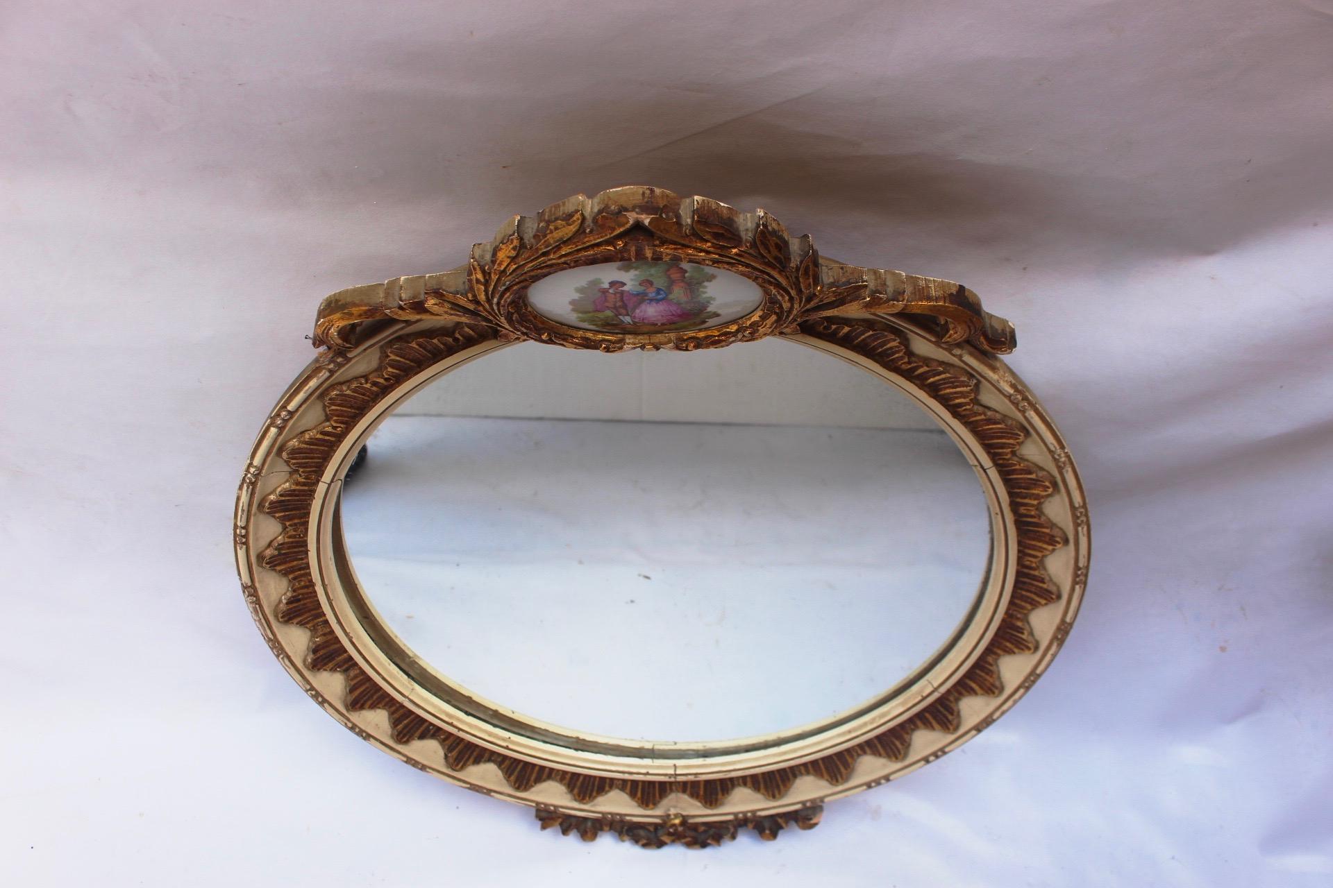 Midcentury Neoclassical Revival Round Wood and Ceramic White Wall Mirror, 1950s In Distressed Condition For Sale In Valencia, Valencia