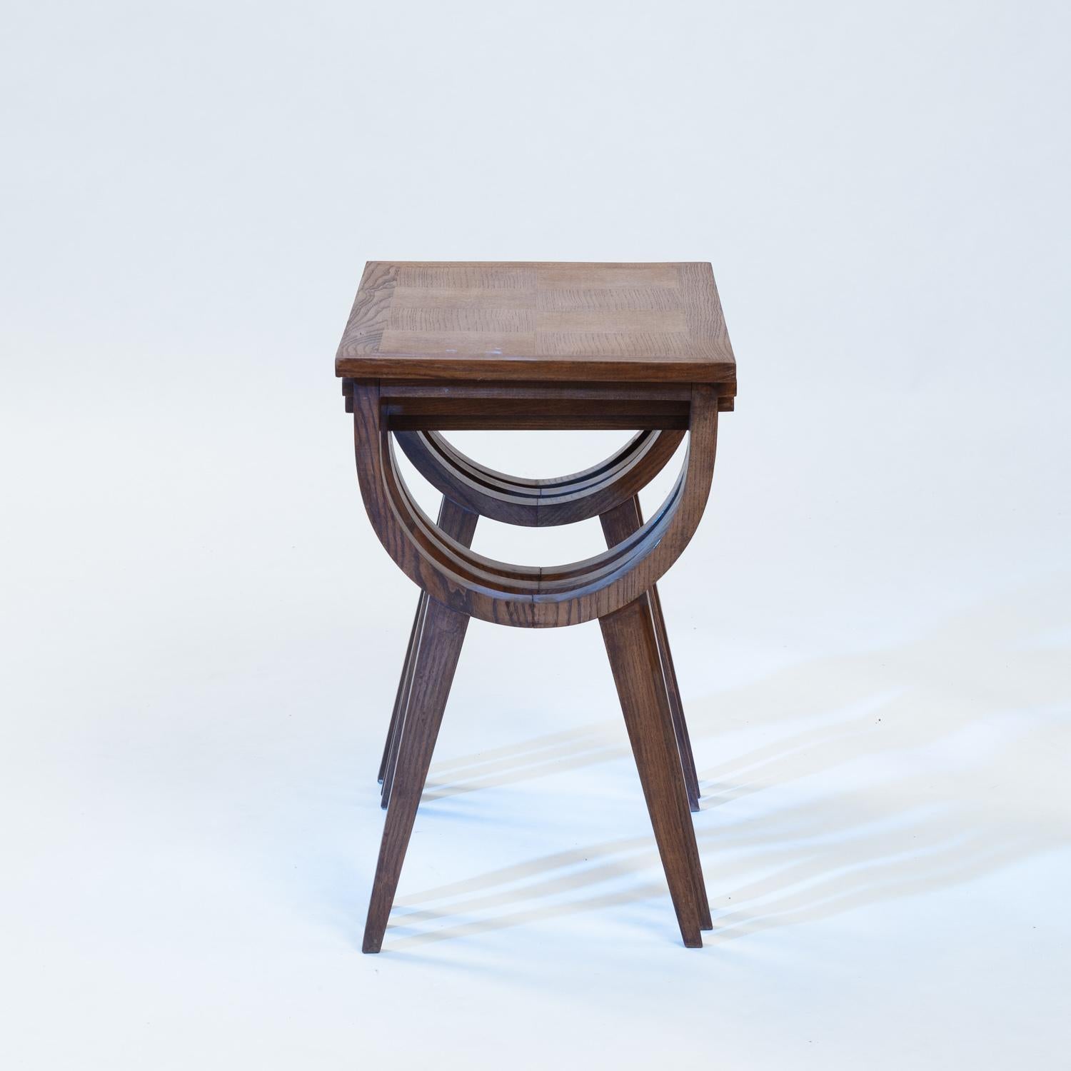 Magnifique ensemble gigogne en chêne, France, années 1950.
Pieds très élégants, plateau en parqueterie.
Avec une charnière d'époque Art déco.

En très bon état.

Dimensions de la plus grande table : L45 H 47 P35 cm.