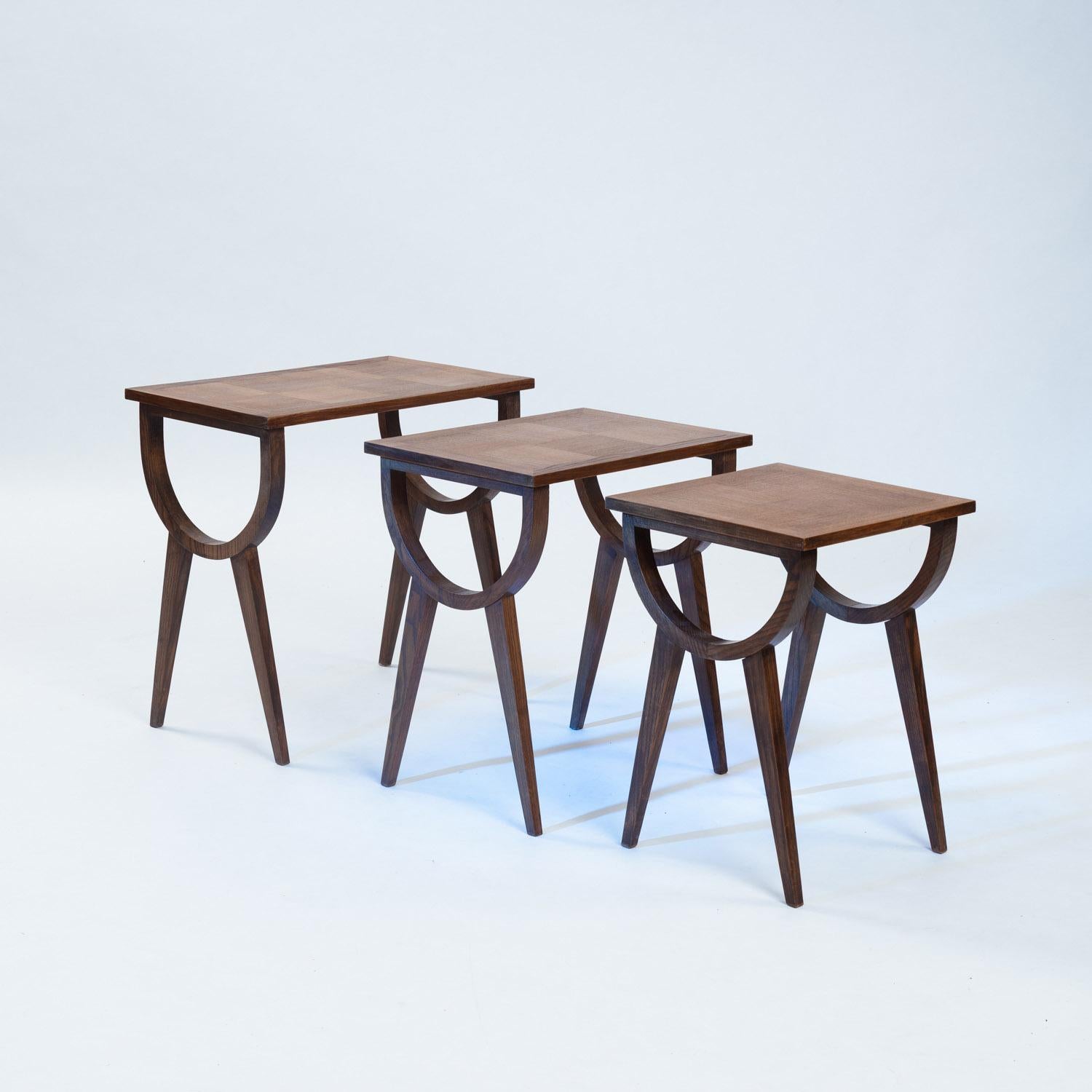 Parqueterie Midcentury nesting tables parquetery in oak, 1950s France en vente