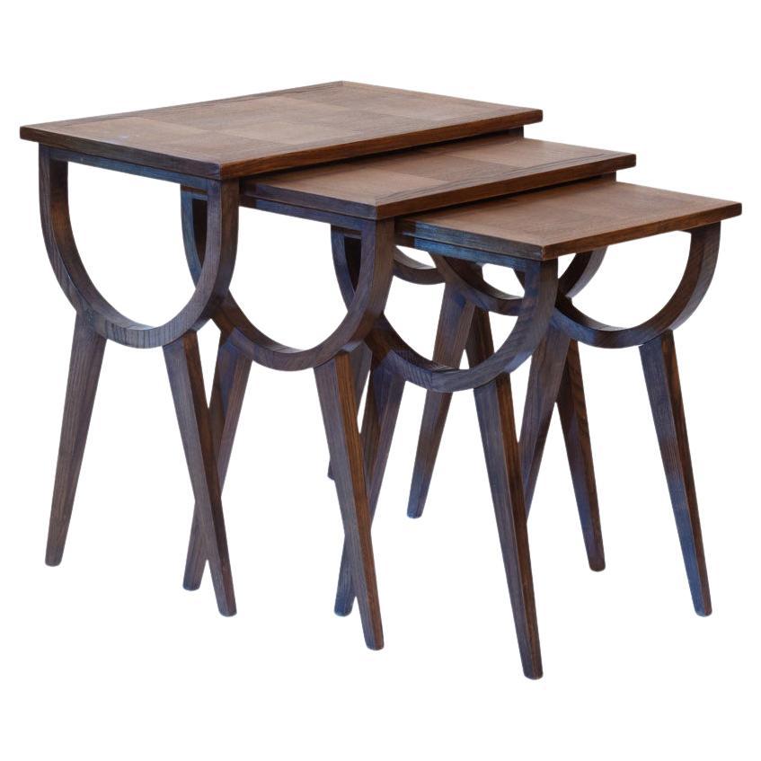 Midcentury nesting tables parquetery in oak, 1950s France en vente