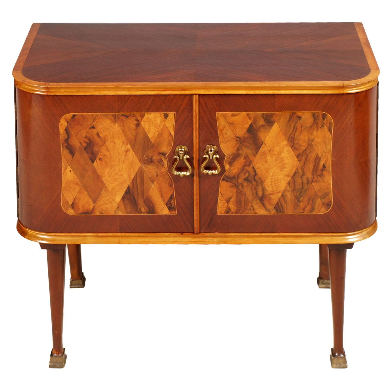 Nice 1930s bedside table in walnut, veneer and burl walnut inlaid, attributed to Paolo Buffa for Consorzio Esposizione Mobili Cantù, with originals golden bronze accessories. 

Measures cm: H 54, W 62, D 33.
  