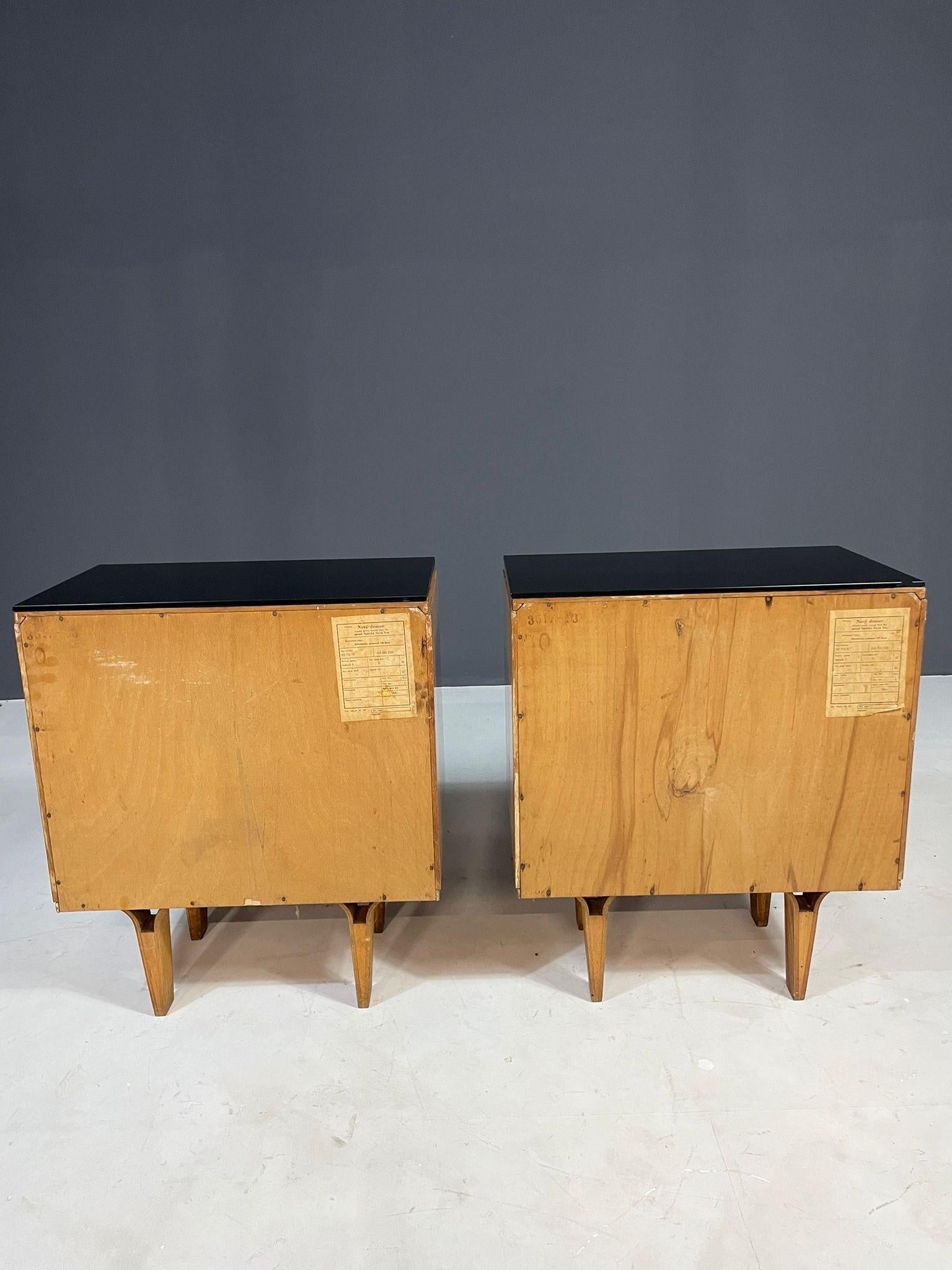 Cette paire de tables de nuit en bois a été produite par l'entreprise nationale Nový Domov, Spišská Nová Ves, dans l'ancienne Tchécoslovaquie, au cours des années 1970. Les lignes épurées et le design minimaliste reflètent le fonctionnalisme