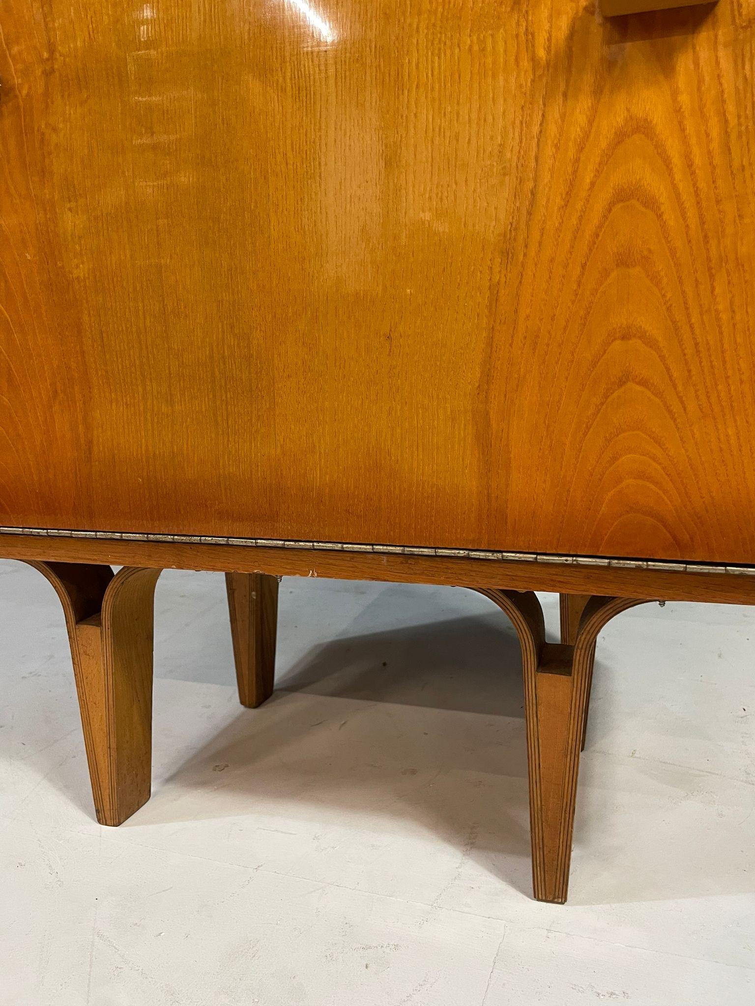 Mid-Century Modern Tables de nuit du milieu du siècle par Nový Domov, Tchécoslovaquie, 1970 - Lot de 2 en vente