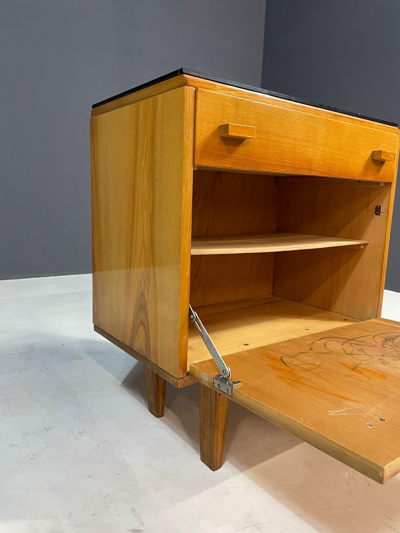 Bois Tables de nuit du milieu du siècle par Nový Domov, Tchécoslovaquie, 1970 - Lot de 2 en vente