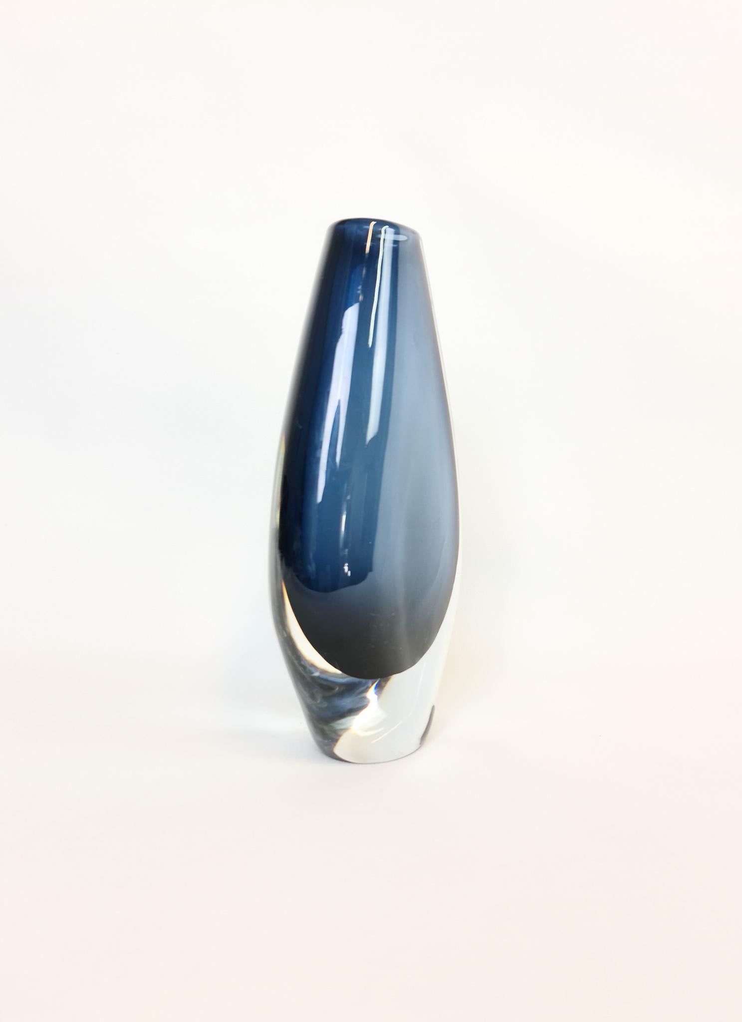 Suédois Grand vase lourd du milieu du siècle Nils Landberg Orrefors, vers 1950, Suède