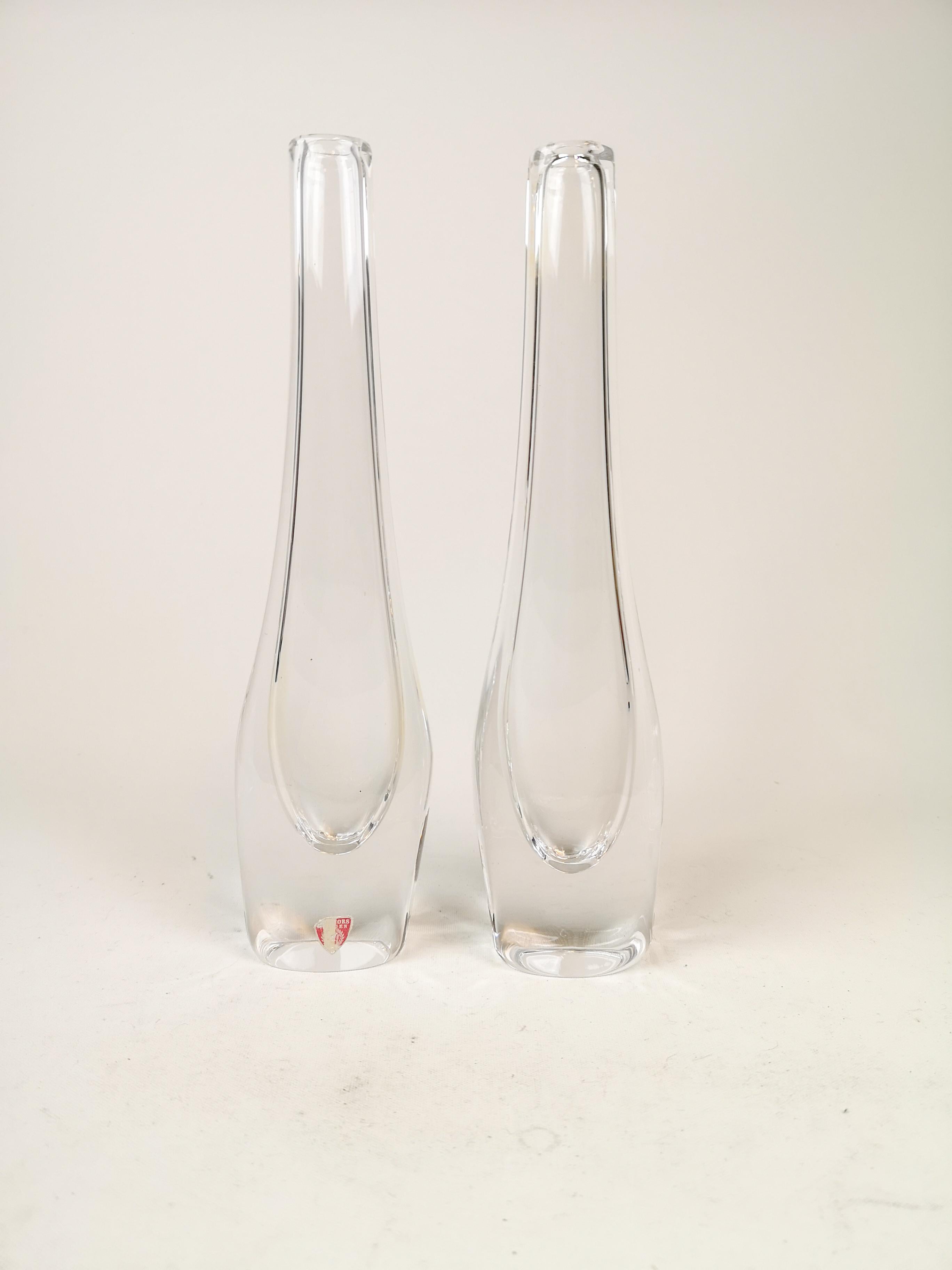 Ces deux pièces ont été produites en Suède chez Orrefors et conçues par Nils Landberg au début des années 1950 
Merveilleux cristal de verre clair avec une forme exceptionnelle.

Bon état

Mesures : H 26 cm, P 3,5, L 7 cm.
 