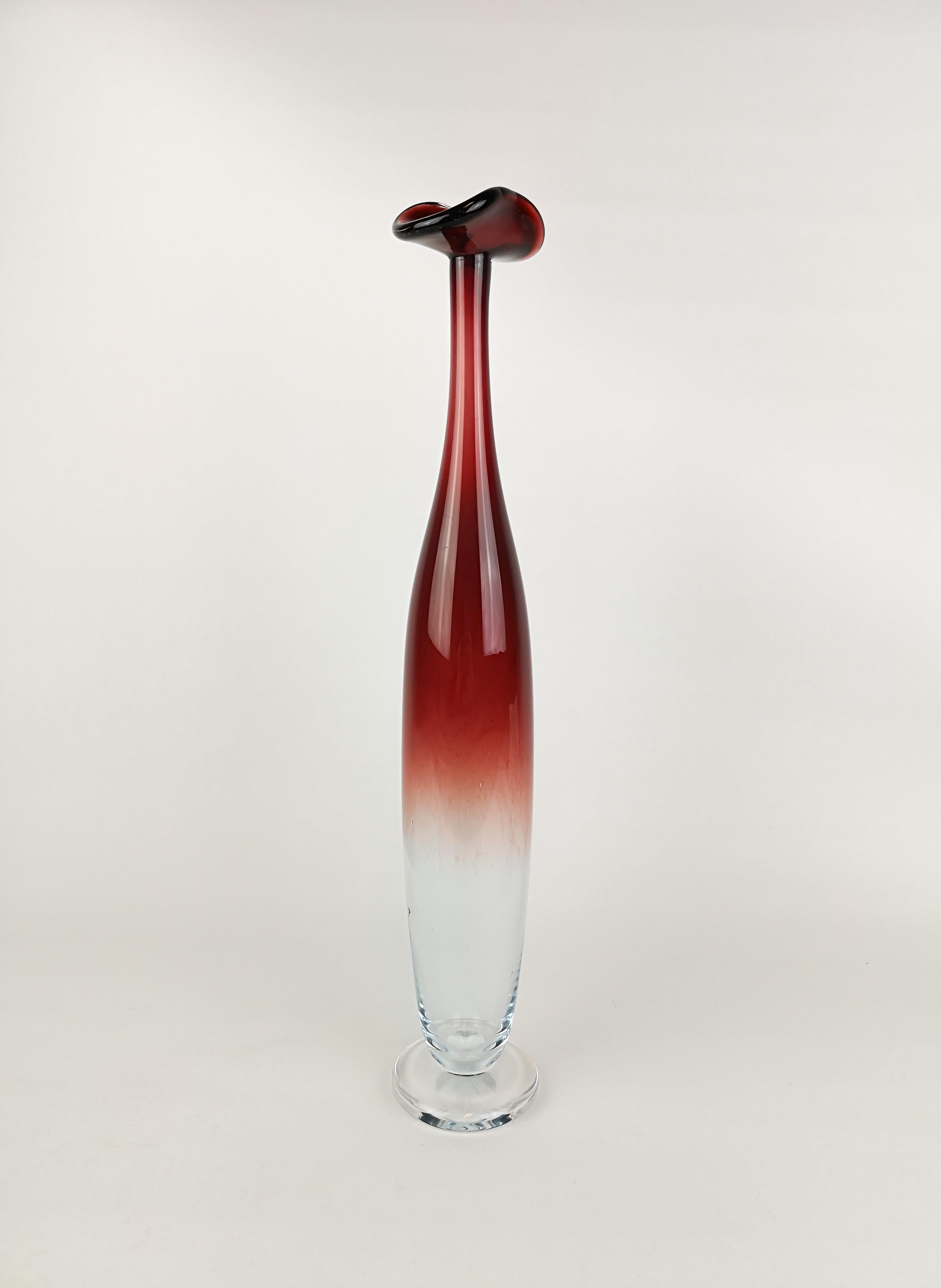 Orrefors Expo hohe Tulpenvase, entworfen von Nils Landberg. 
Wunderschönes Glas mit außergewöhnlicher roter Farbe, die mit dem klaren Glas kollaboriert. 
Eine schöne Spitze auf dieser Vase. Es ist in sehr gutem Zustand. 

Maße: 38 cm. Signiert
