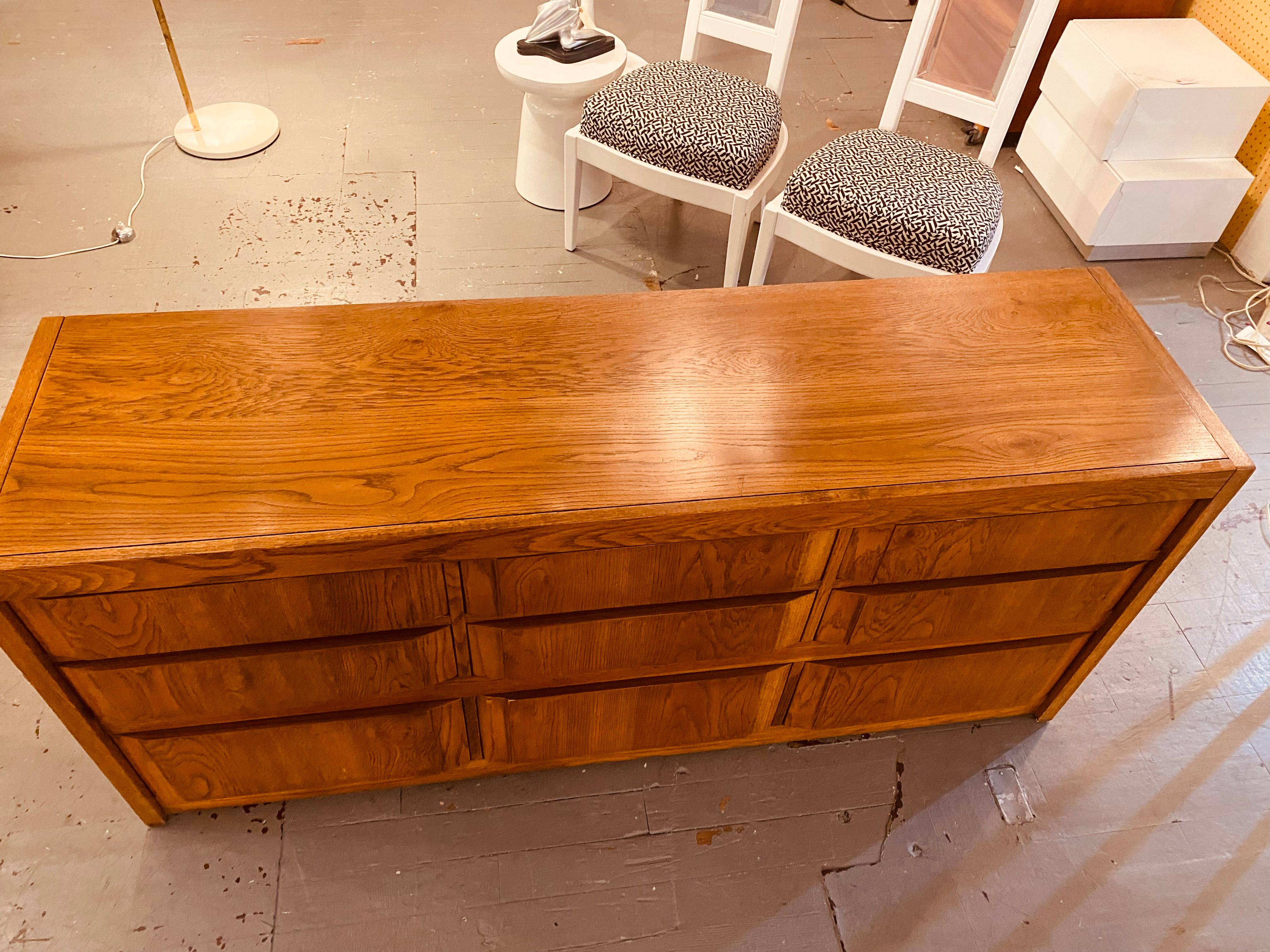 Mid-Century Modern Buffet neuf tiroirs Huntley/ Thomasville en chêne blond du Moyen-Âge en vente
