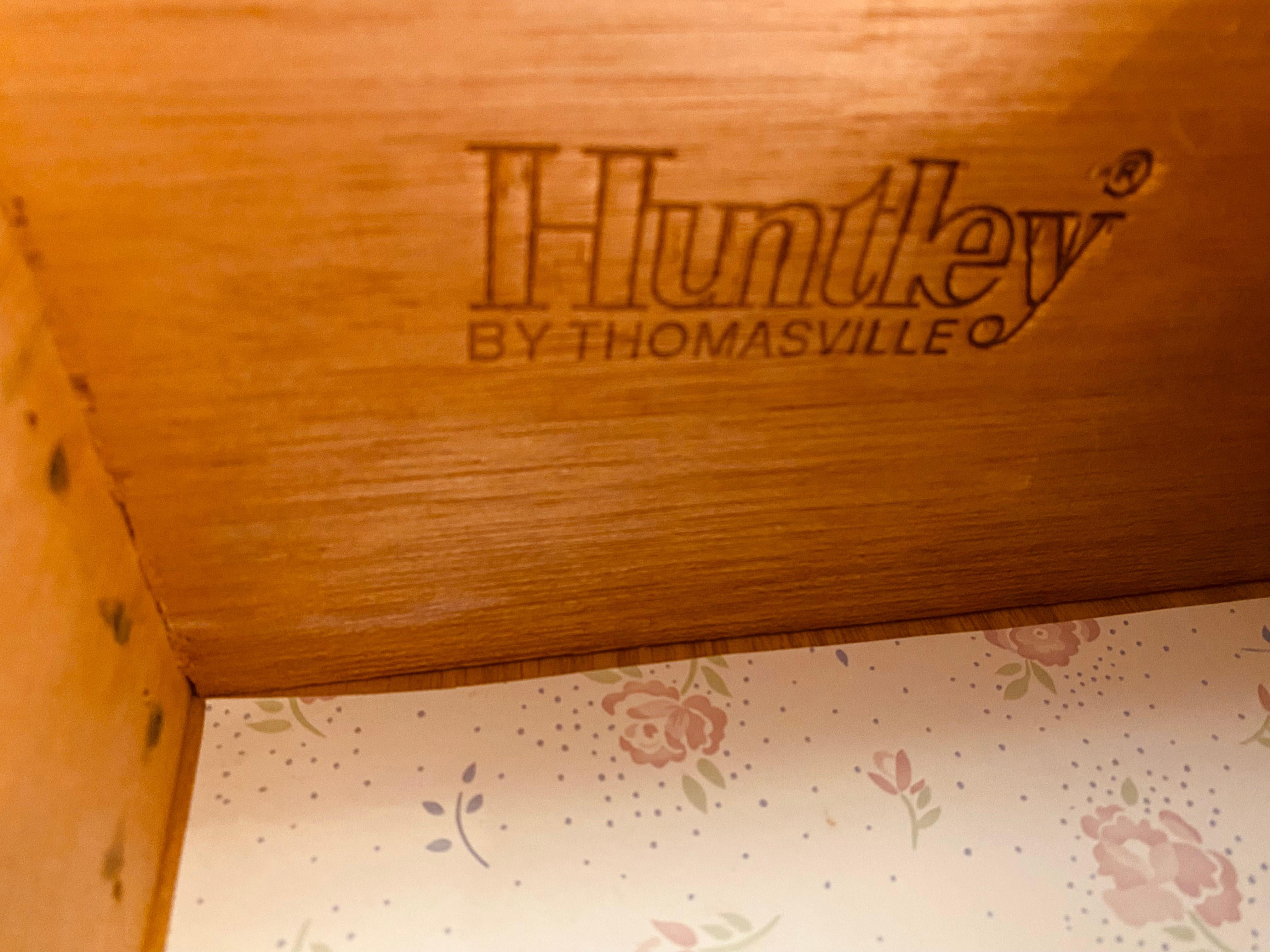 Américain Buffet neuf tiroirs Huntley/ Thomasville en chêne blond du Moyen-Âge en vente