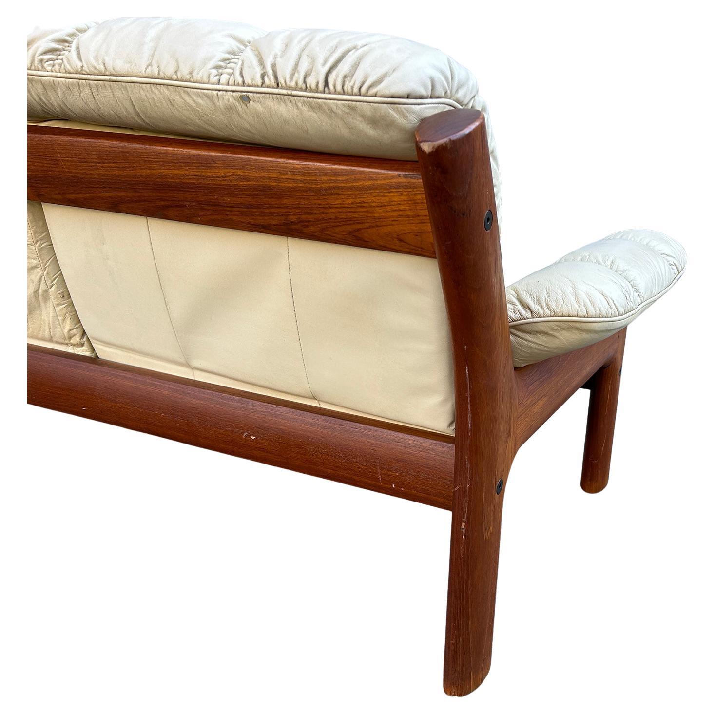 Canapé 2 places en cuir beige et teck de style norvégien moderne Ekornes Bon état à BROOKLYN, NY