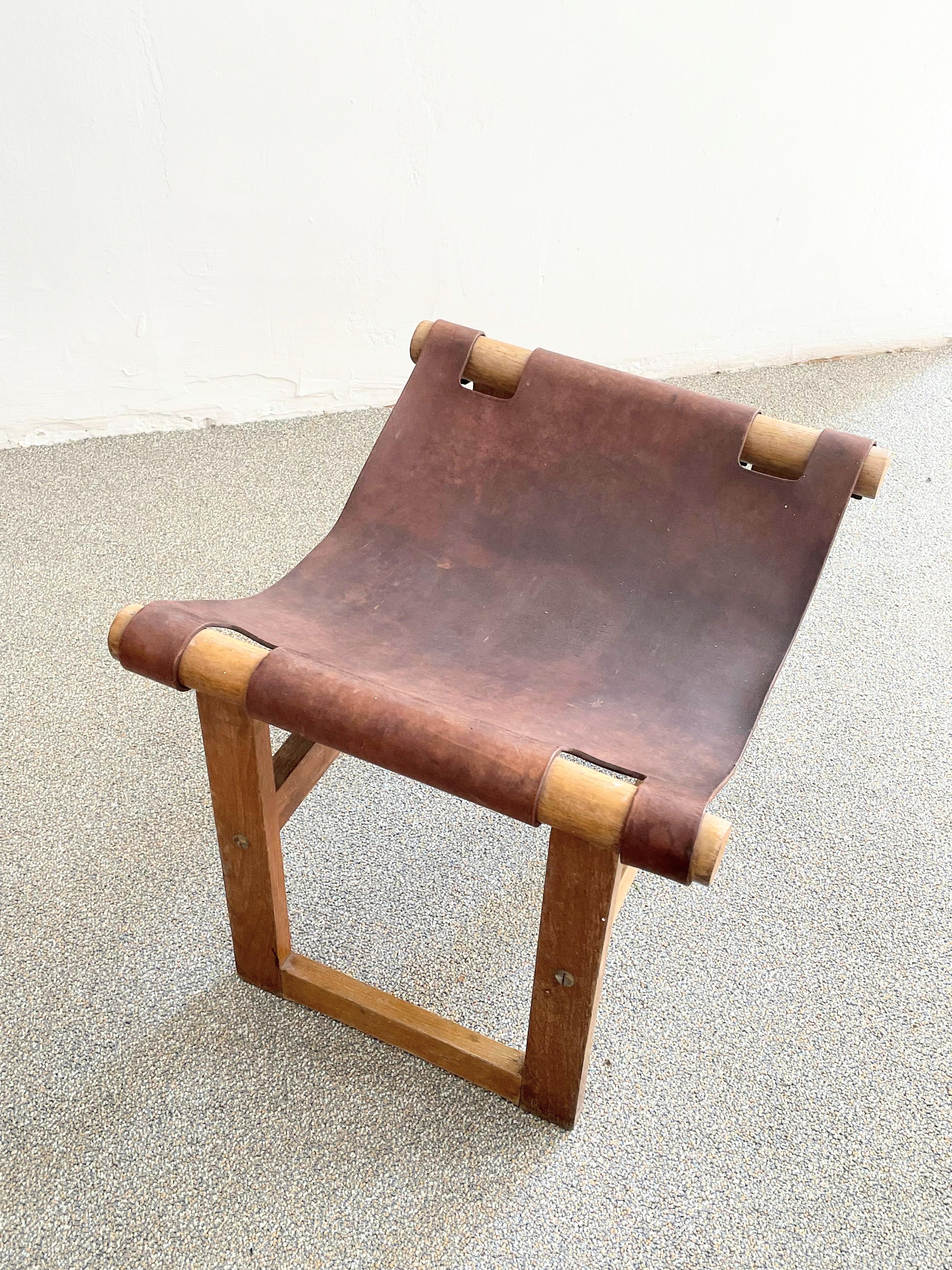 Midcentury Saddle Leather Safari Stool Hungary, circa 1970 In Good Condition In Debrecen-Pallag, HU