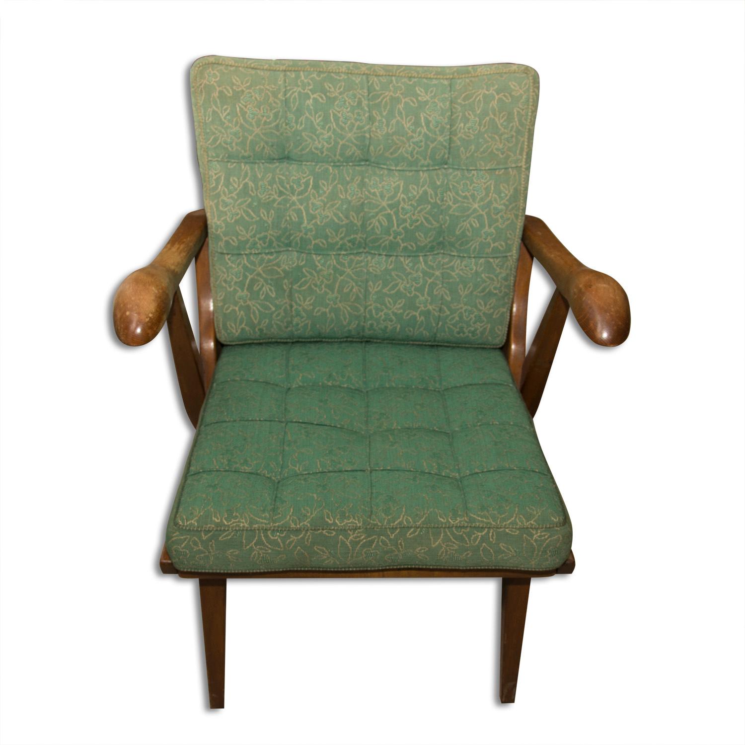 Ein Paar Sessel aus der Mitte des Jahrhunderts, die in der Tschechoslowakei in den 1950er Jahren hergestellt wurden. Er ist aus Eichenholz gefertigt und verfügt über abnehmbare Kissen mit Originalpolsterung. Die Stühle sind voll funktionsfähig, aber
