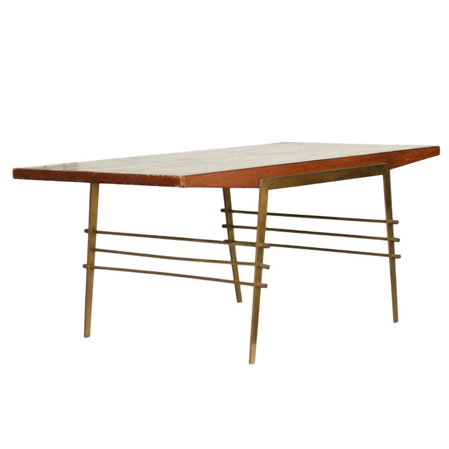 Mid-Century Modern Table basse en chêne du milieu du siècle dernier avec base architecturale en laiton en vente