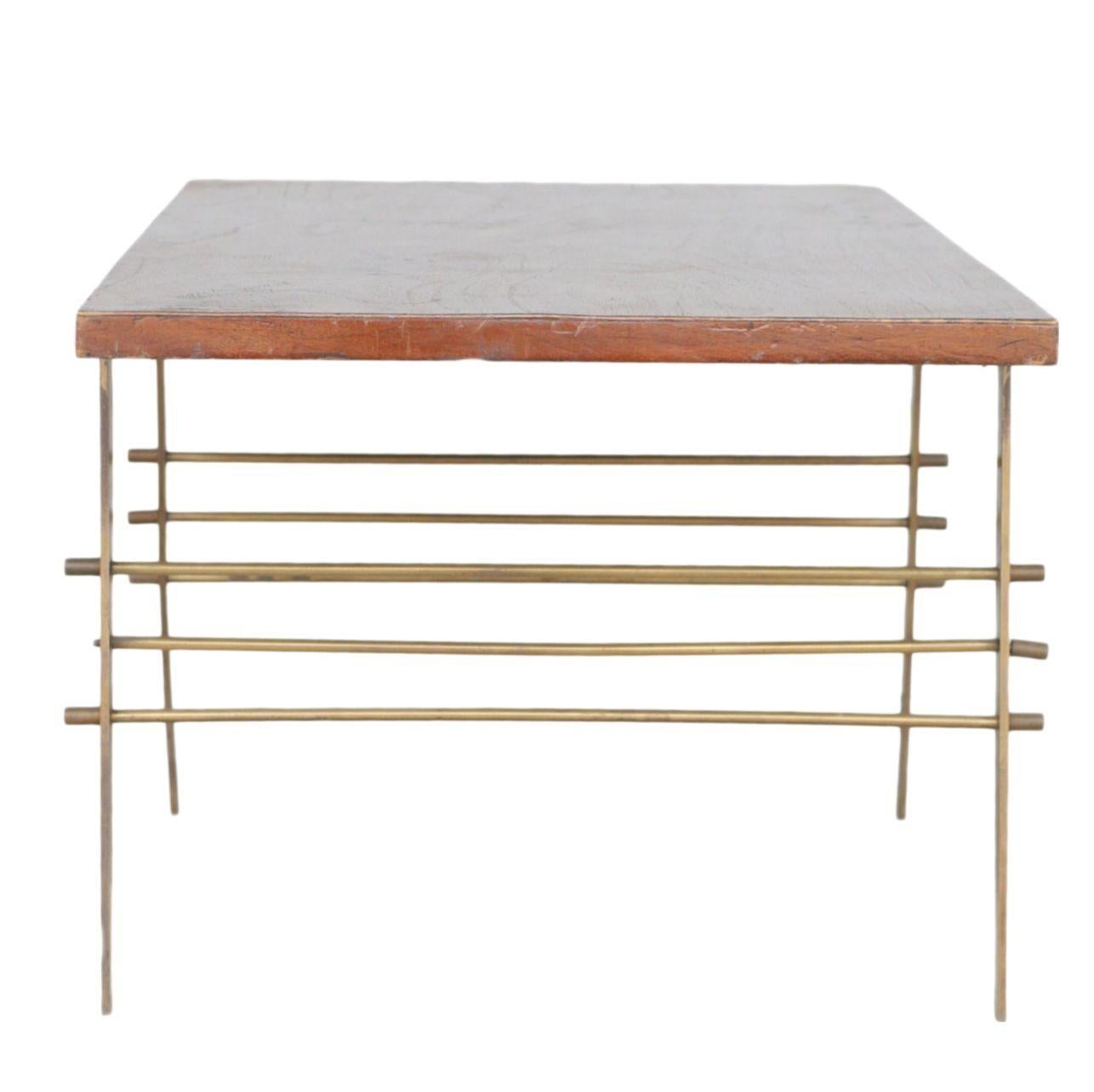 Américain Table basse en chêne du milieu du siècle dernier avec base architecturale en laiton en vente