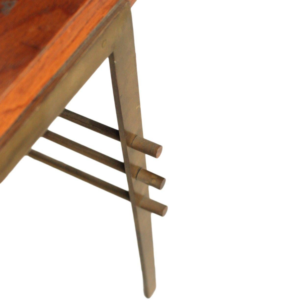 Table basse en chêne du milieu du siècle dernier avec base architecturale en laiton Bon état - En vente à Van Nuys, CA