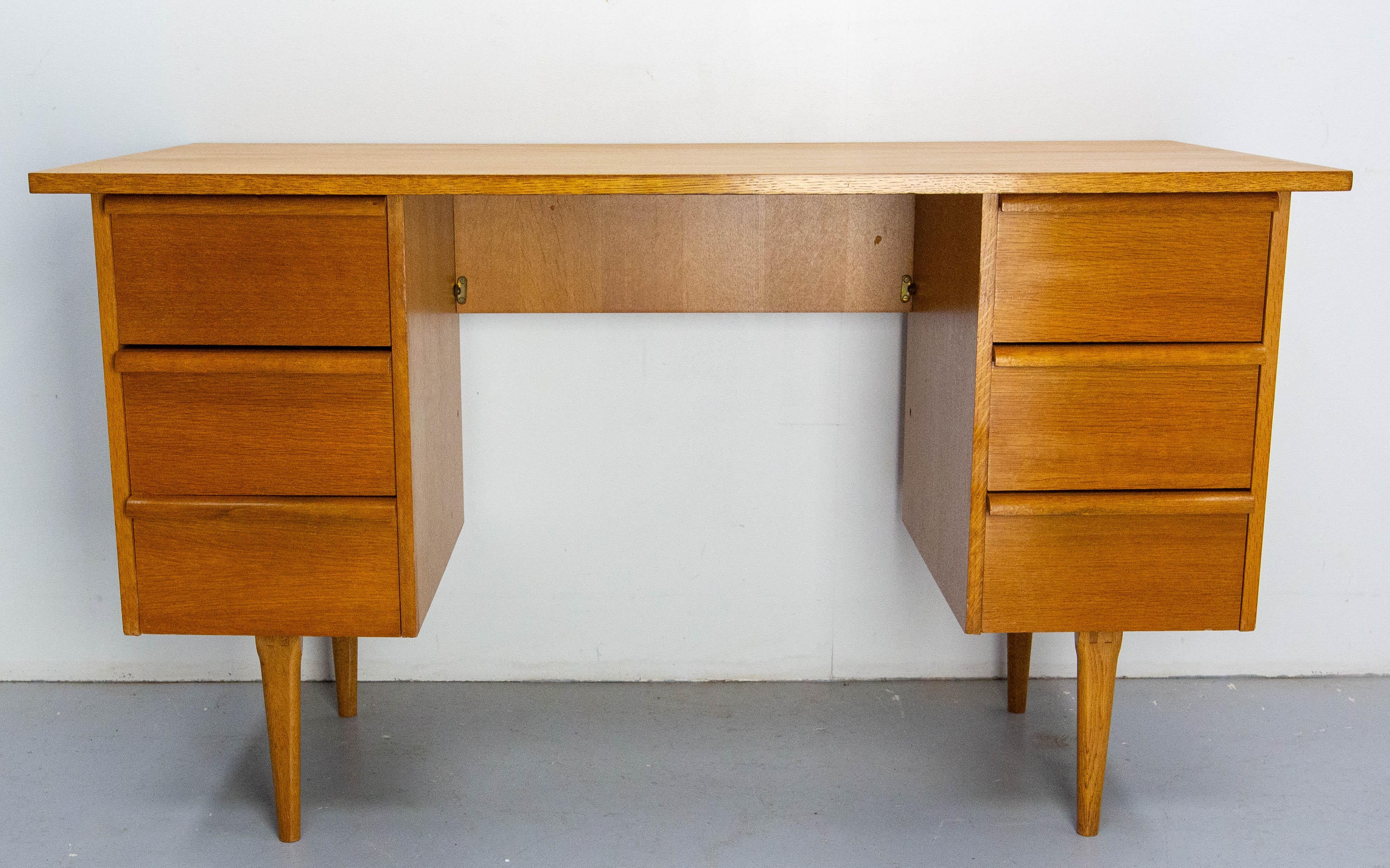 Französisch Schreibtisch Schreibtisch Midcentury
Eichenfurnier und massive Eiche
Zwei Spalten mit je drei Schubladen.
Sehr guter Vintage-Zustand mit sehr wenigen Gebrauchs- und Abnutzungsspuren. 

Die Möbel werden mit demontierten Beinen