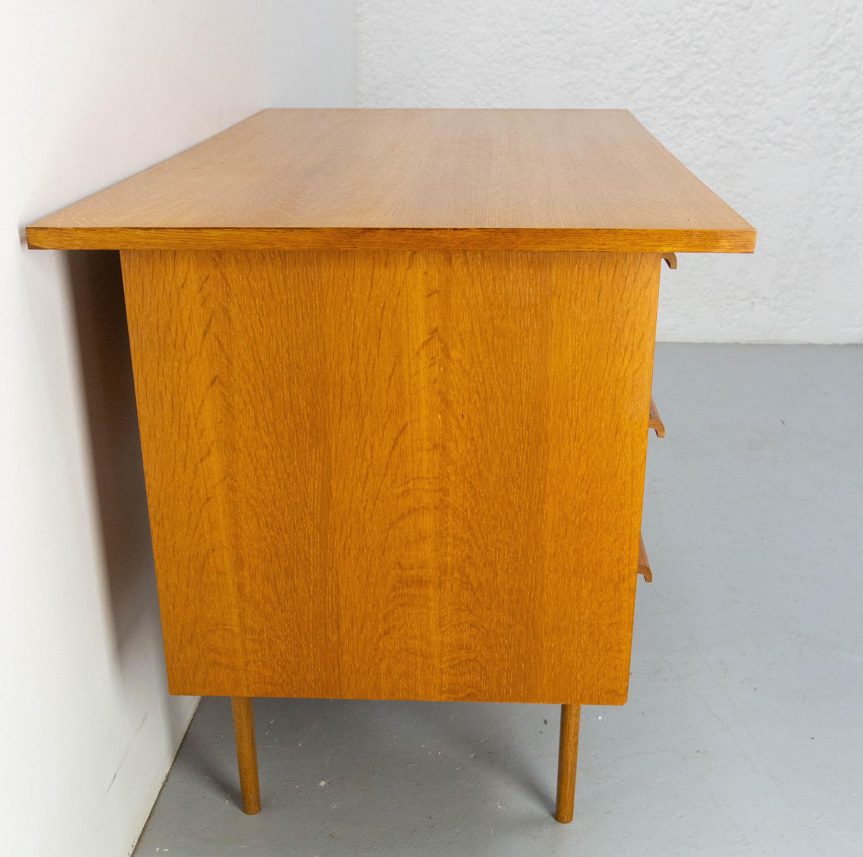 Eichenschreibtisch mit sechs Schubladen, Frankreich um 1950, Mitte des Jahrhunderts (Moderne der Mitte des Jahrhunderts) im Angebot