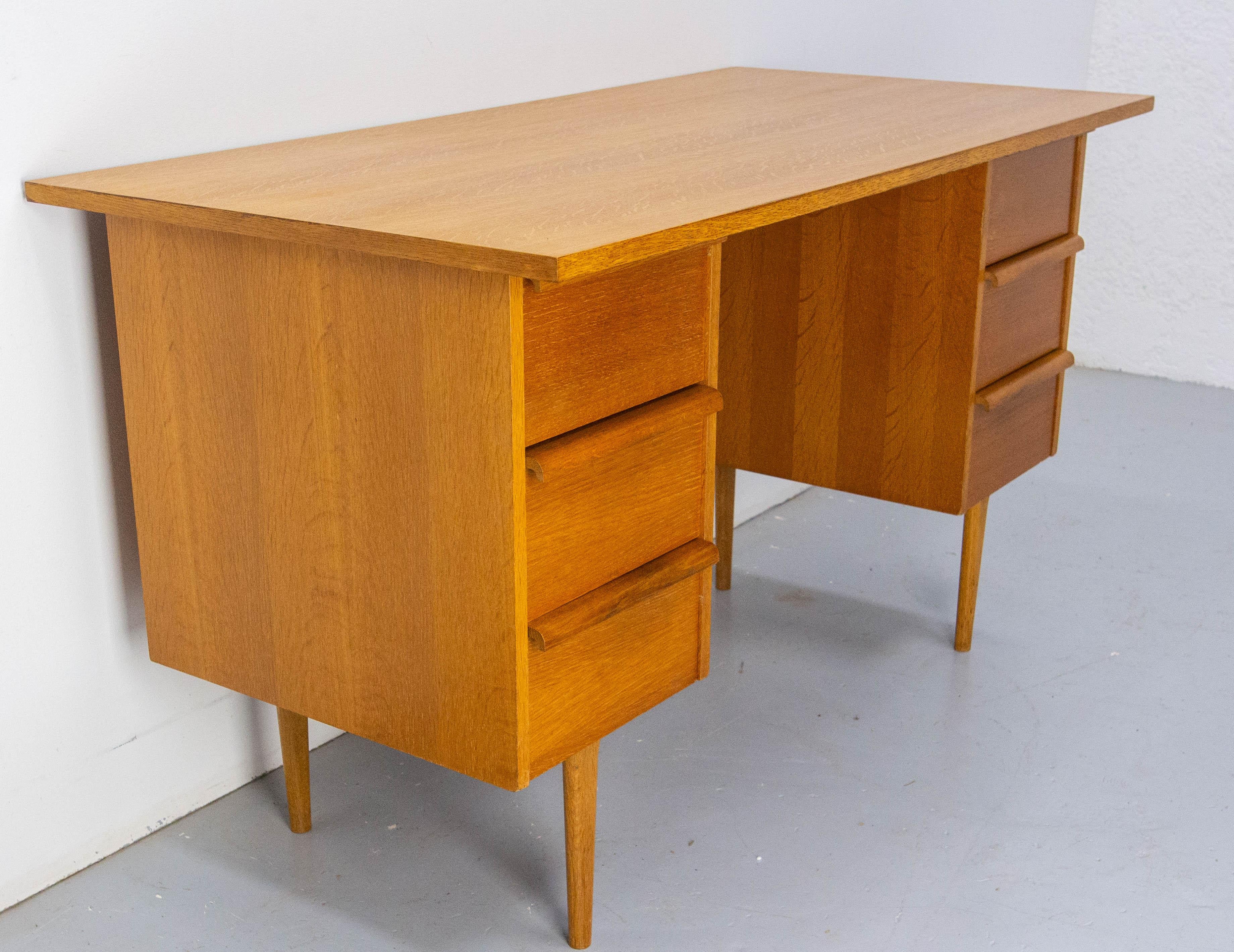 Eichenschreibtisch mit sechs Schubladen, Frankreich um 1950, Mitte des Jahrhunderts (Französisch) im Angebot