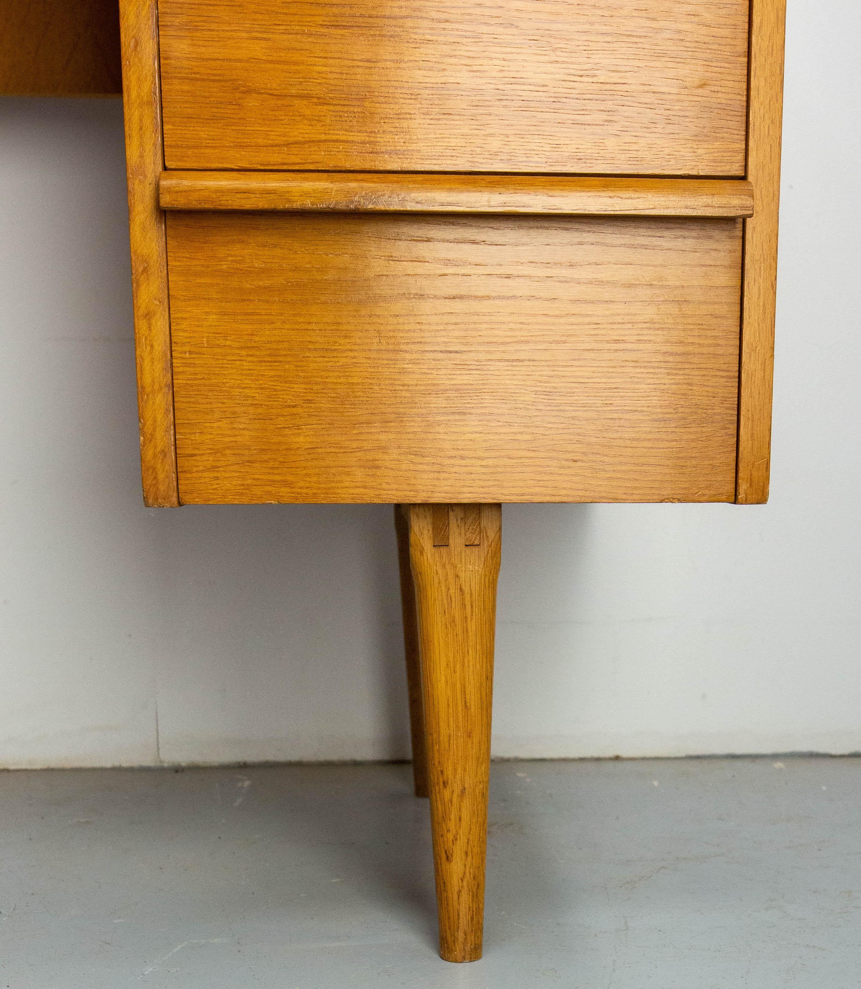 Eichenschreibtisch mit sechs Schubladen, Frankreich um 1950, Mitte des Jahrhunderts (20. Jahrhundert) im Angebot