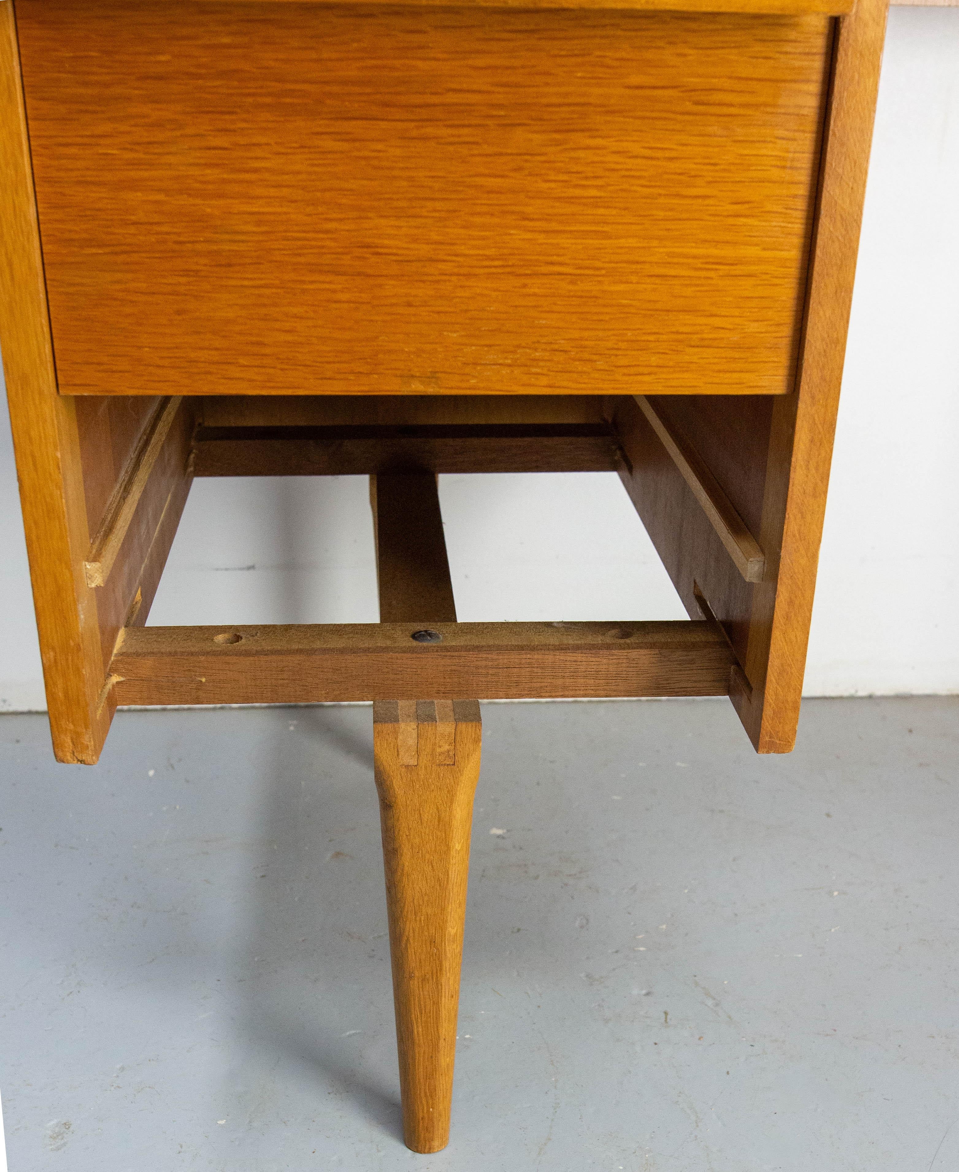 Eichenschreibtisch mit sechs Schubladen, Frankreich um 1950, Mitte des Jahrhunderts (Eichenholz) im Angebot