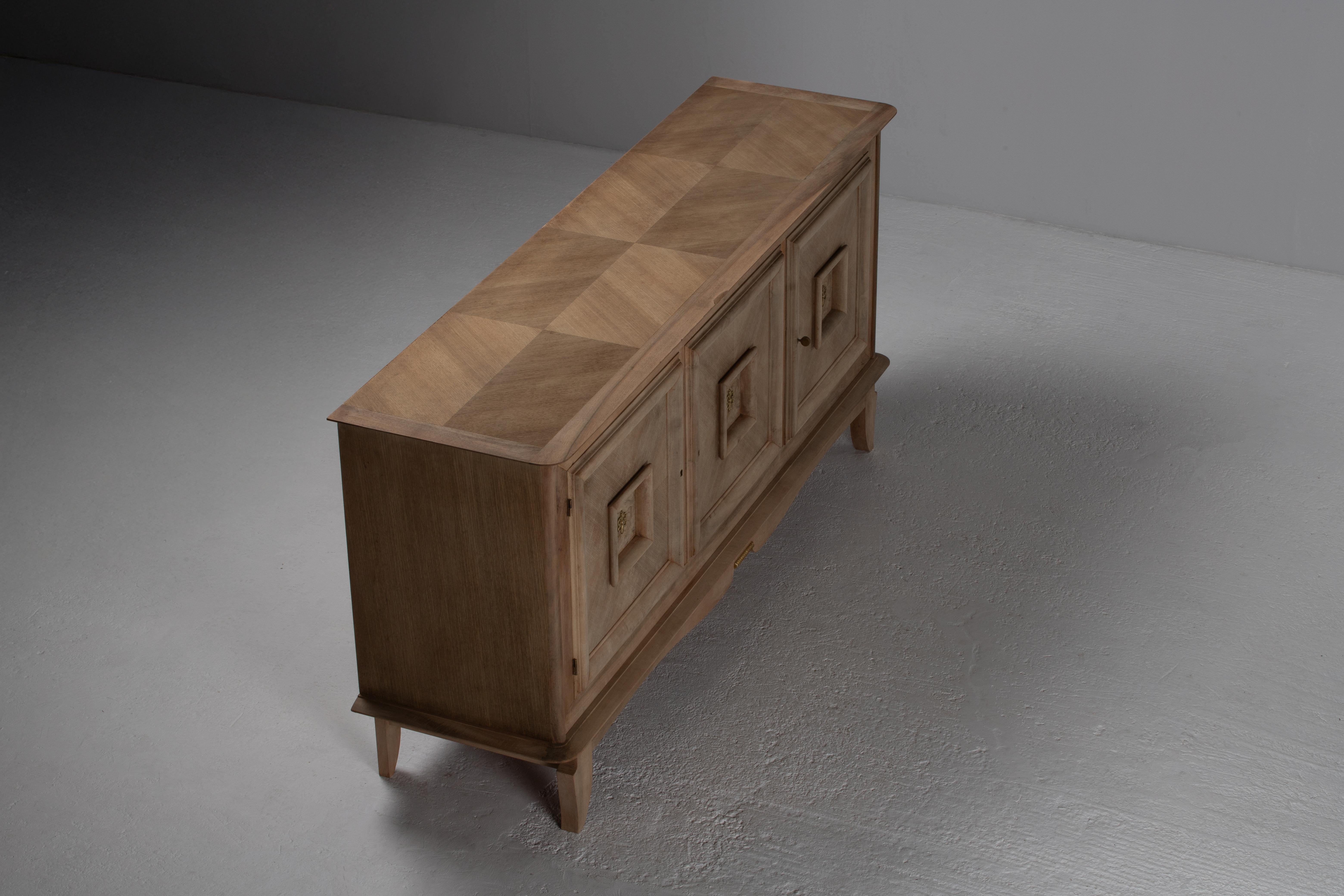 Buffet en Oak Oak du milieu du siècle, France, années 1950 en vente 1