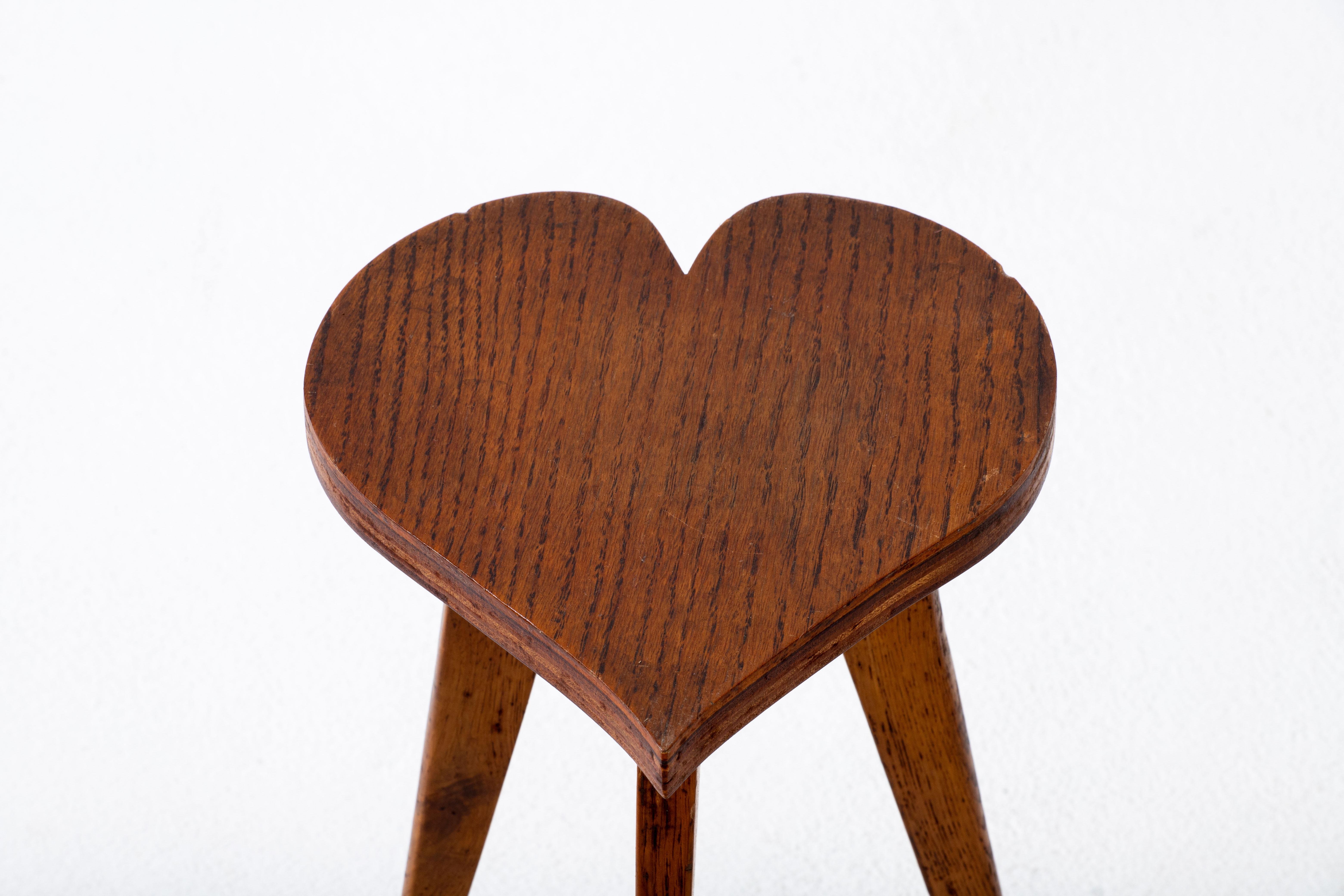 Te presentamos un fantástico taburete de madera de mediados de siglo, fabricado en Francia durante la década de 1960.

El diseño es un reflejo de la intemporal estética francesa, que combina forma y función en una mezcla armoniosa. Este encantador