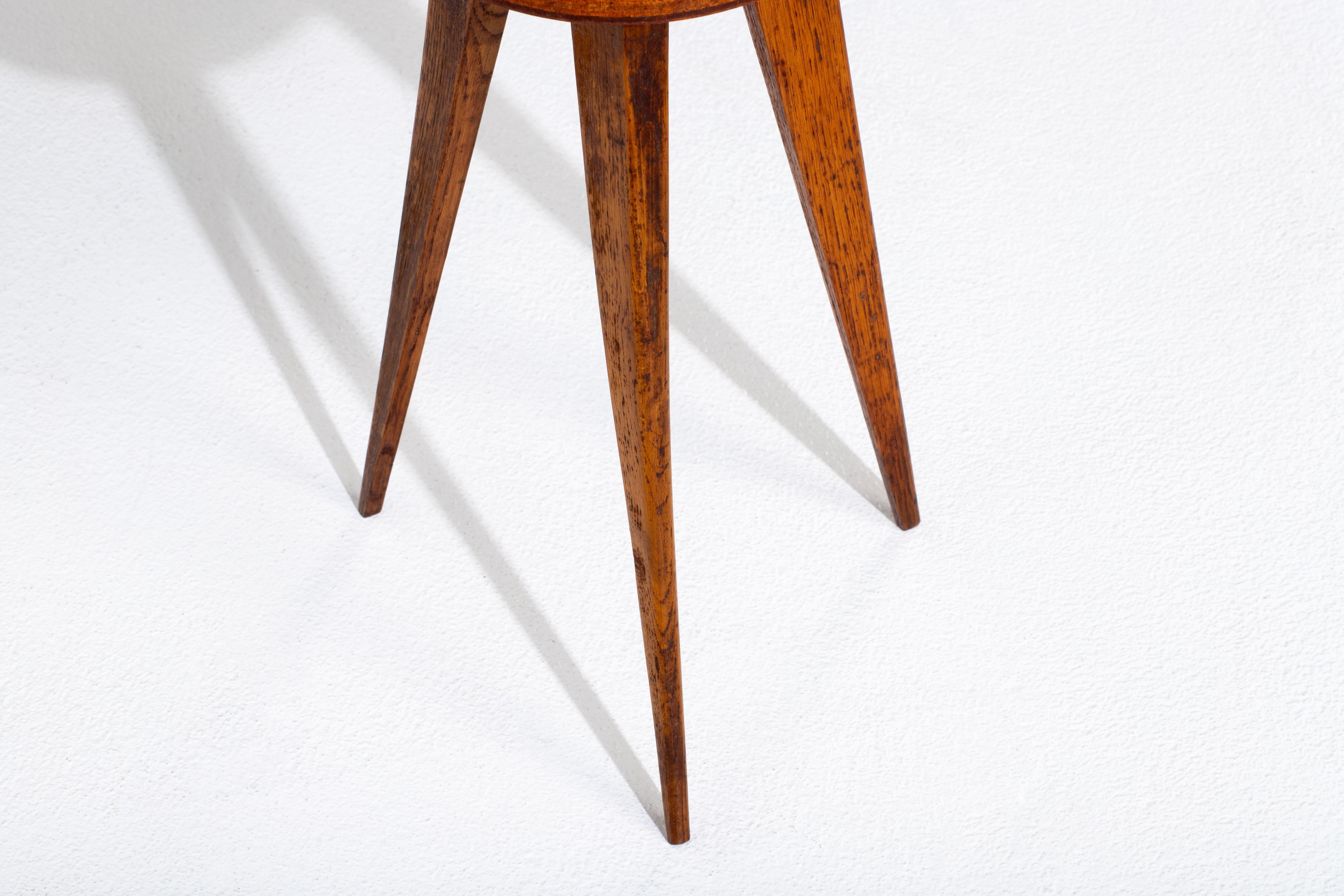 Midcentury Oak Stool with Heart shaped seat, 1960s, France In Good Condition For Sale In Wiesbaden, DE