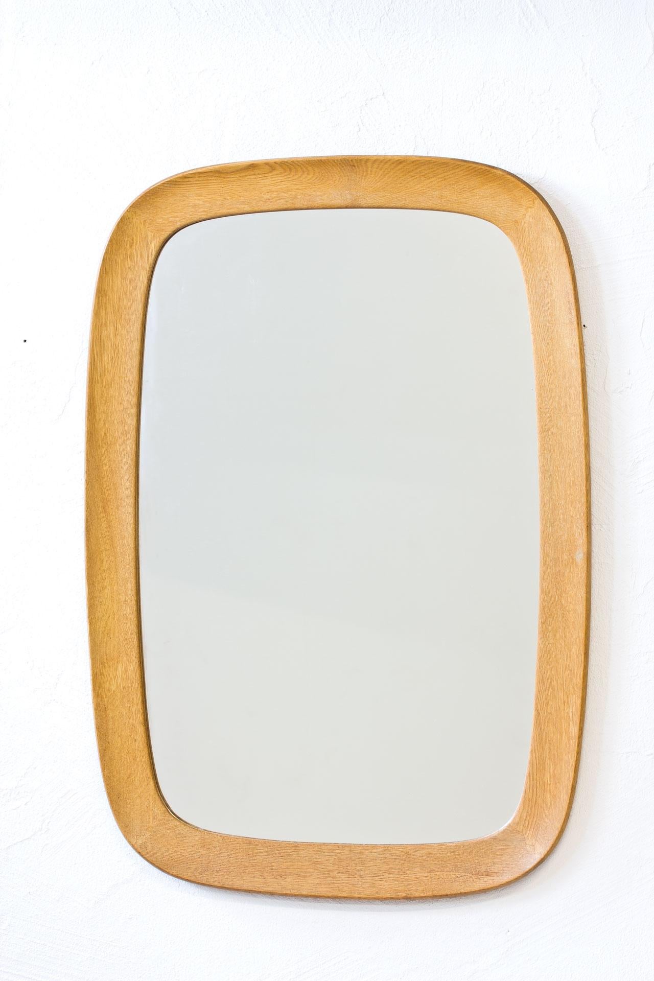 Oval shaped oak wall mirror manufactured by Fröseke AB Nybrofabriken during the
1950s in Sweden. Oak frame with nice curves and joinery.
