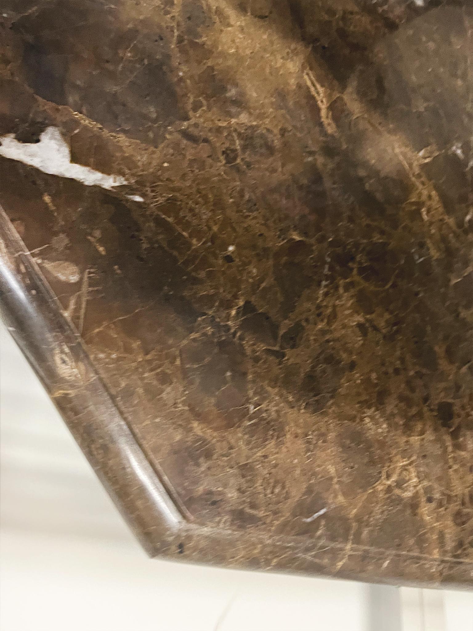 Table octogonale à piédestal en marbre du Moyen-Âge Bon état - En vente à New York, NY