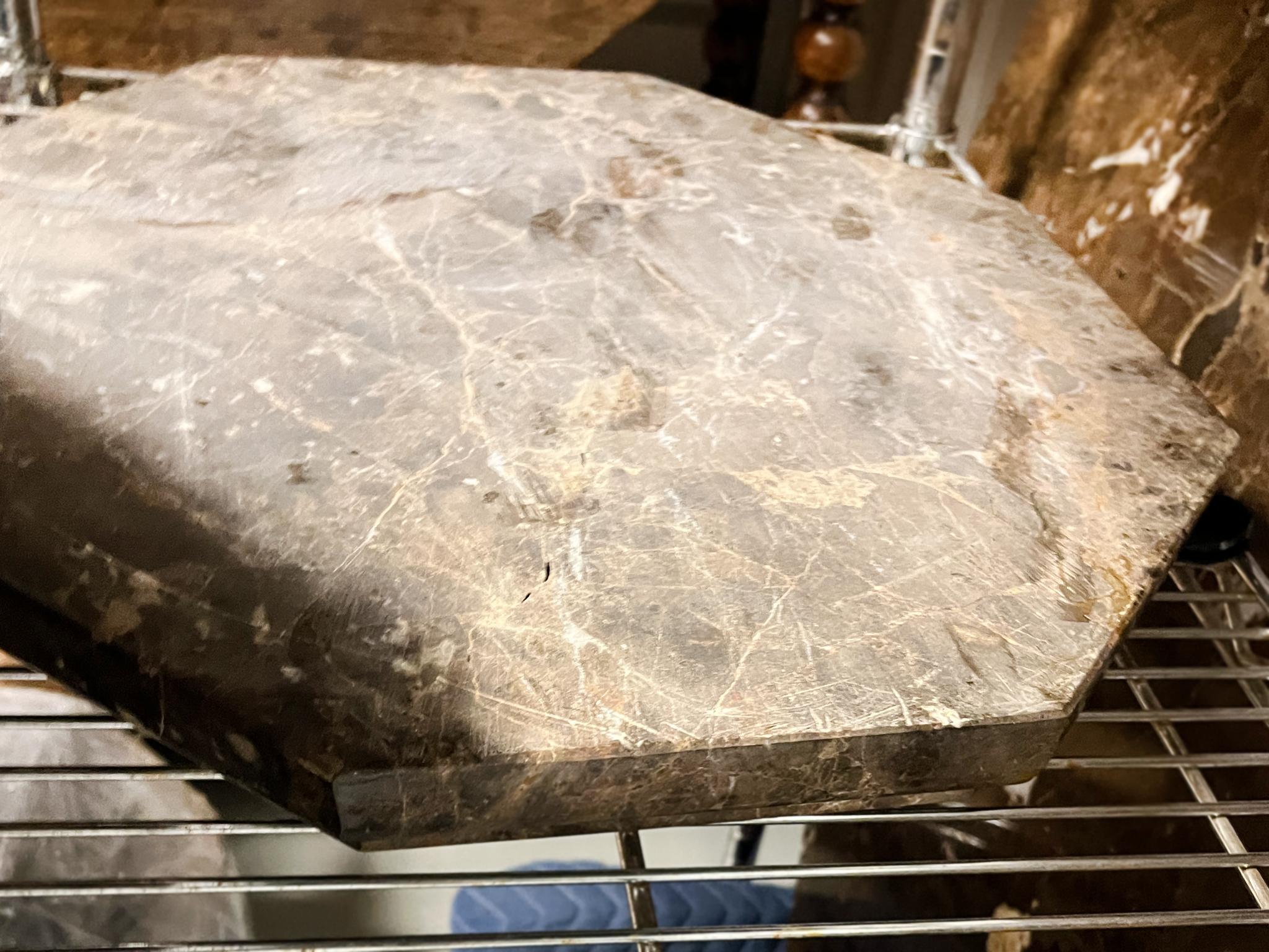 Table octogonale à piédestal en marbre du Moyen-Âge en vente 1
