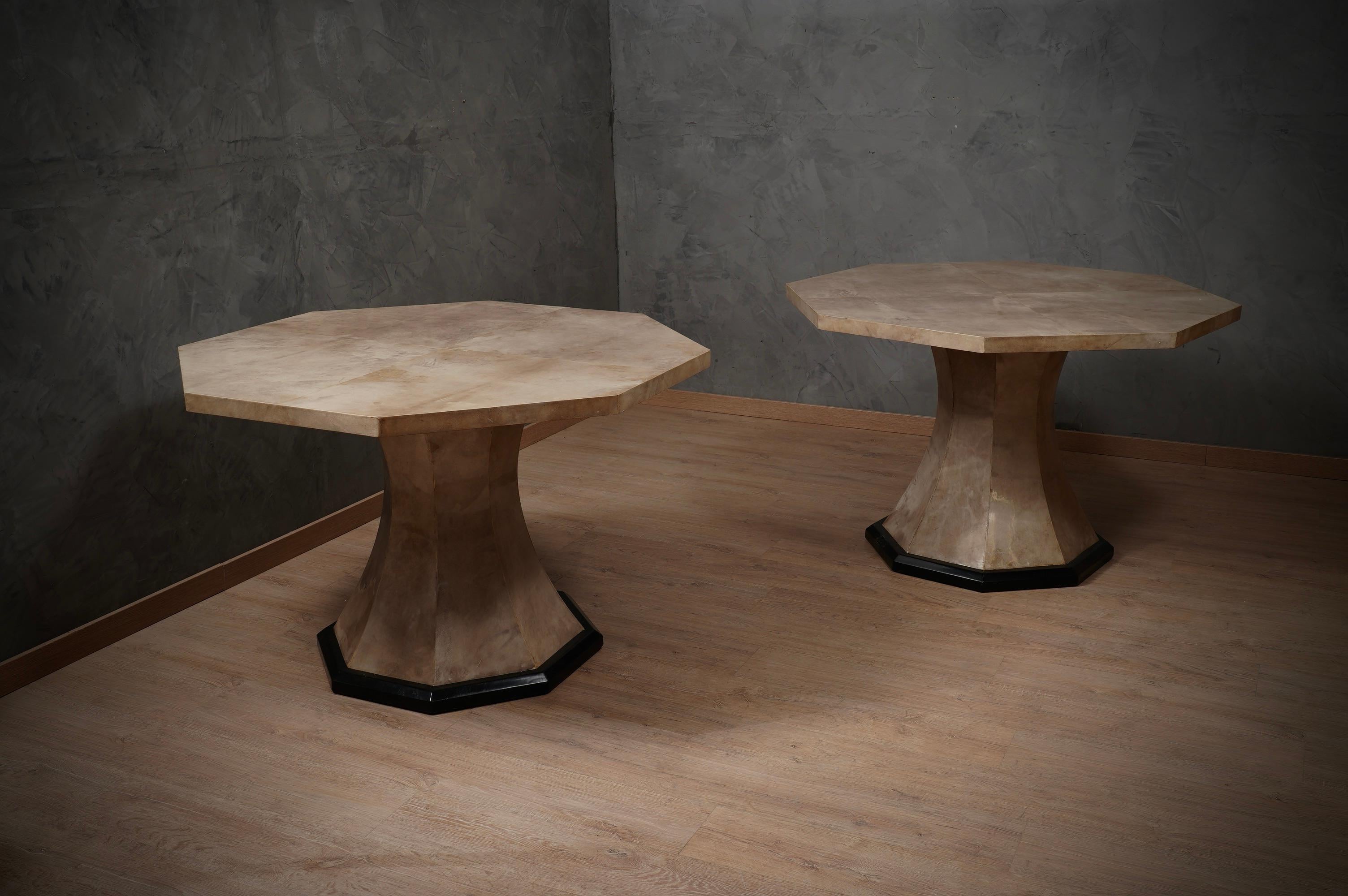 Eleganter und origineller Tisch aus achteckigem Pergamentleder, geradlinig, klar und gut verarbeitet. Der Tisch aus dem Ende des letzten Jahrhunderts hat einen sehr starken Charakter, aber gleichzeitig ist er durch sein Design sehr leicht.

Der