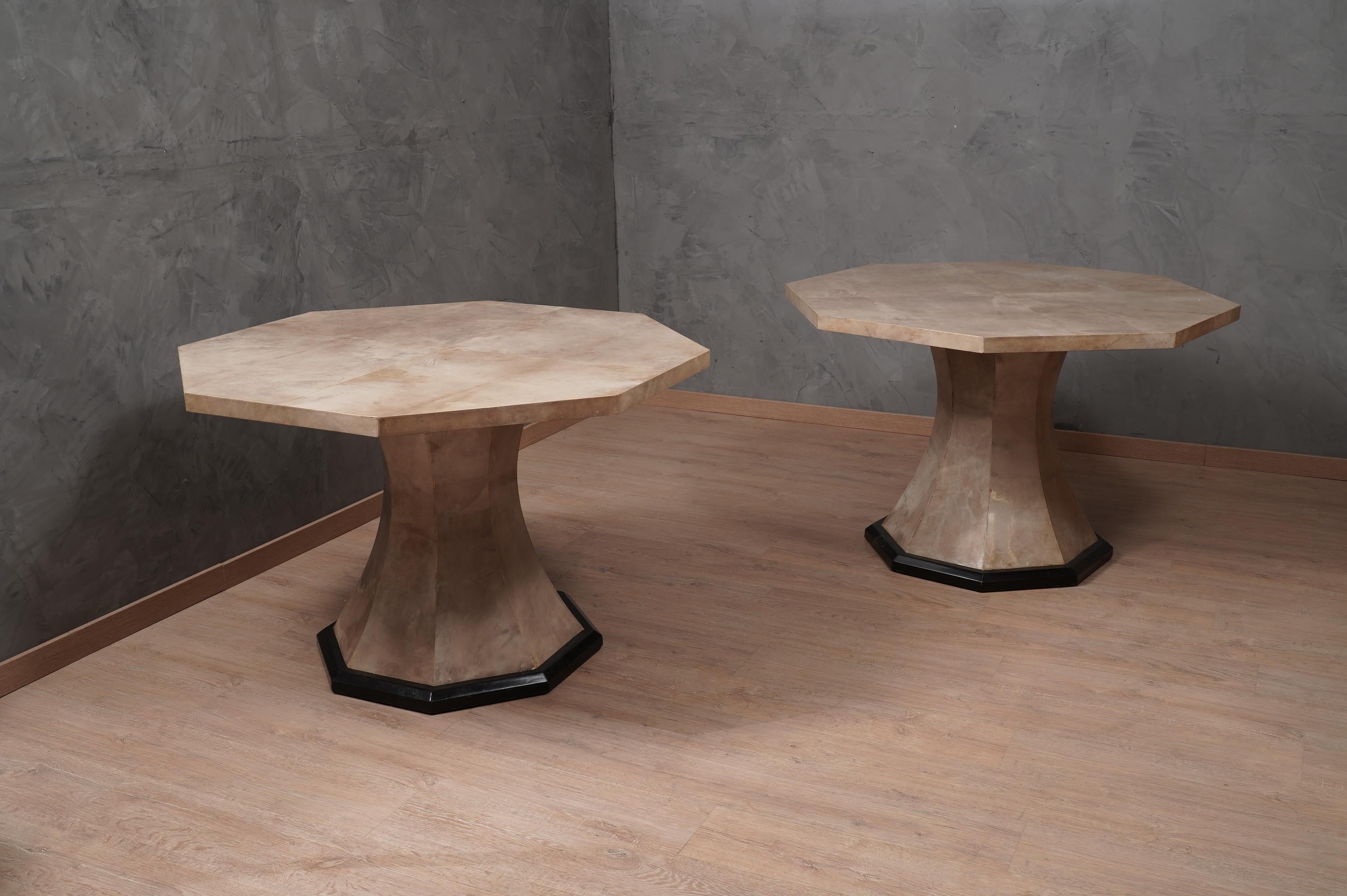 Eleganter und origineller achteckiger Tisch aus Pergamentleder, geradlinig, klar und gut verarbeitet. Der Tisch aus dem Ende des letzten Jahrhunderts hat einen sehr starken Charakter, aber gleichzeitig ist er durch sein Design sehr leicht.

Der