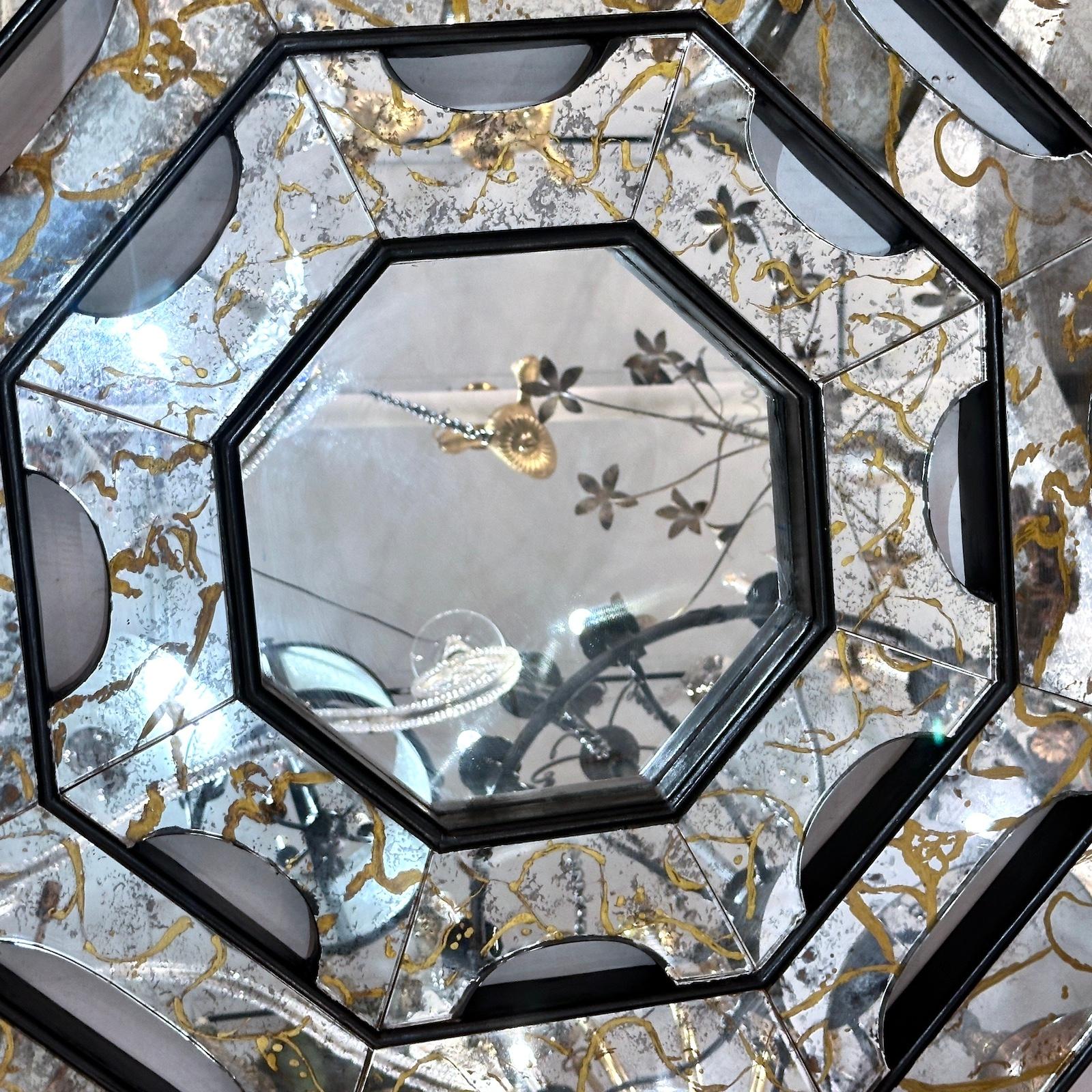 Miroir italien des années 1960 avec détails en églomisé doré.

Mesures :
Diamètre : 33