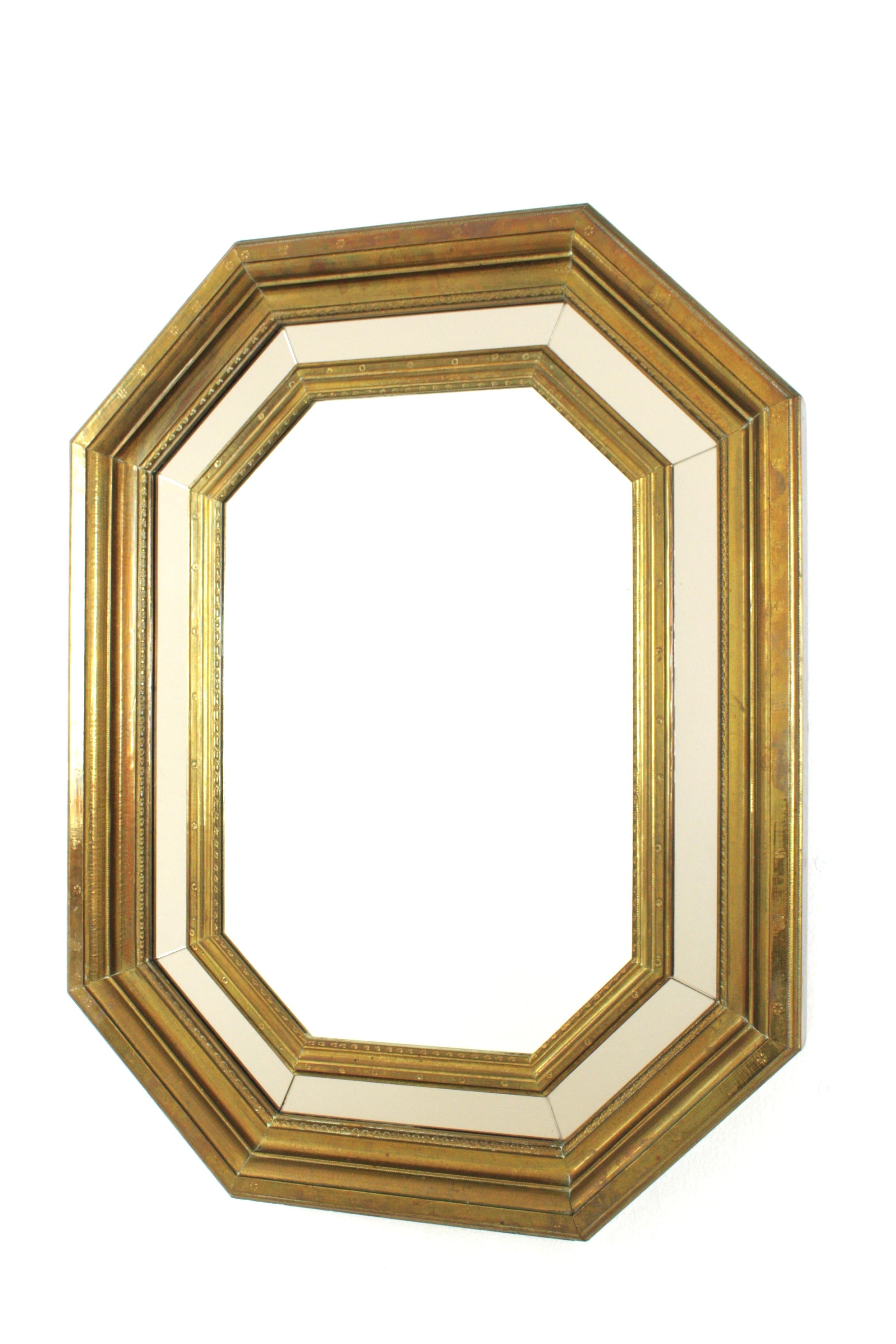Specchio ottagonale del Medioevo in ottone con dettaglio specchio fumé in vendita 3