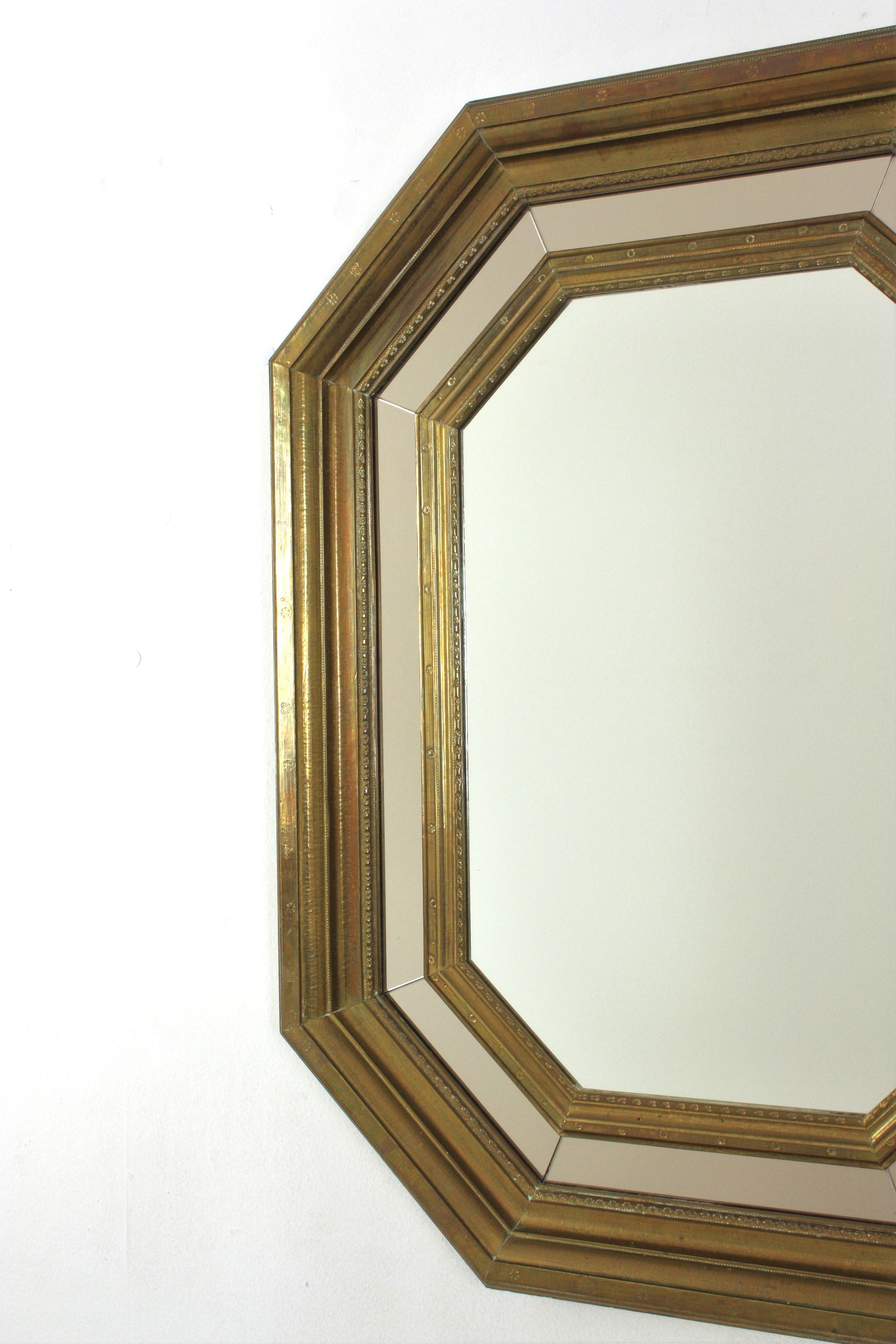 Specchio ottagonale del Medioevo in ottone con dettaglio specchio fumé in vendita 4