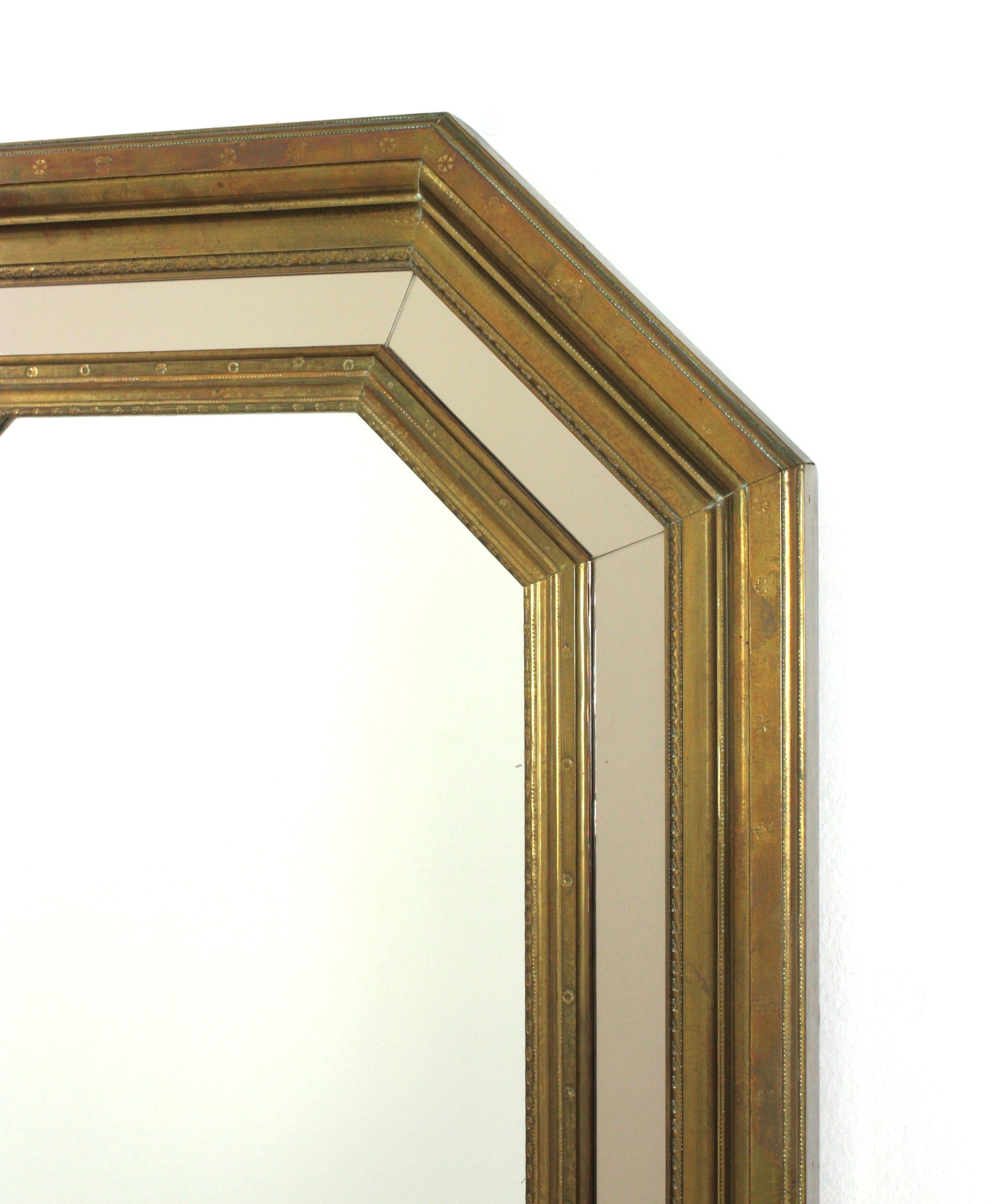 Specchio ottagonale del Medioevo in ottone con dettaglio specchio fumé in vendita 5