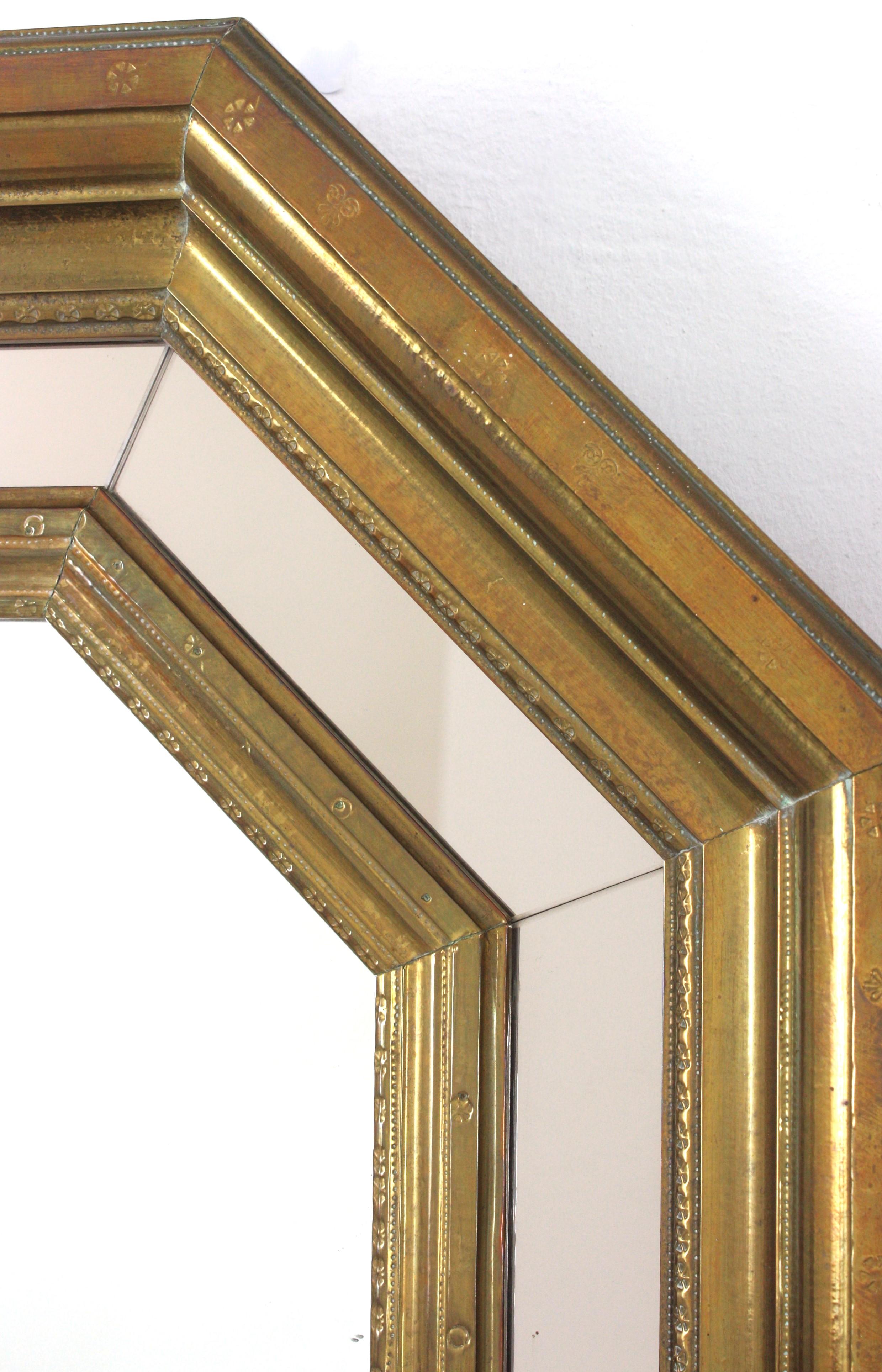 Specchio ottagonale del Medioevo in ottone con dettaglio specchio fumé in vendita 6