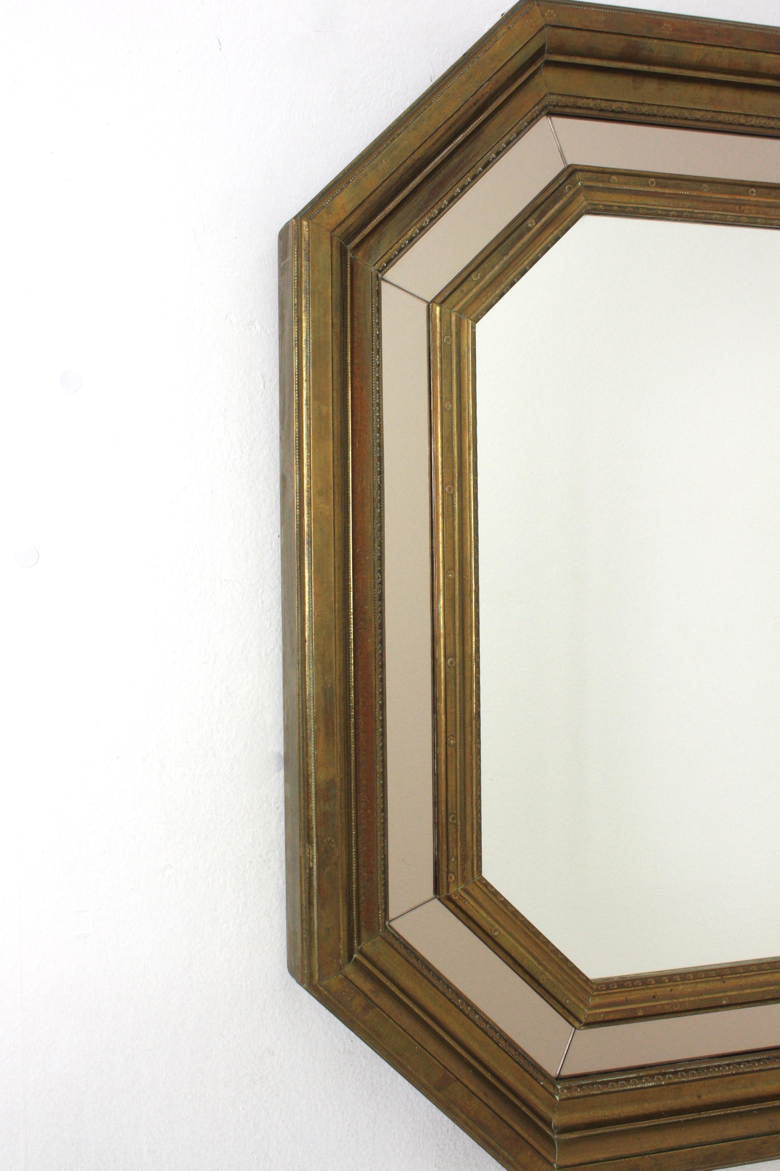 Mid-Century moderno Specchio ottagonale del Medioevo in ottone con dettaglio specchio fumé in vendita