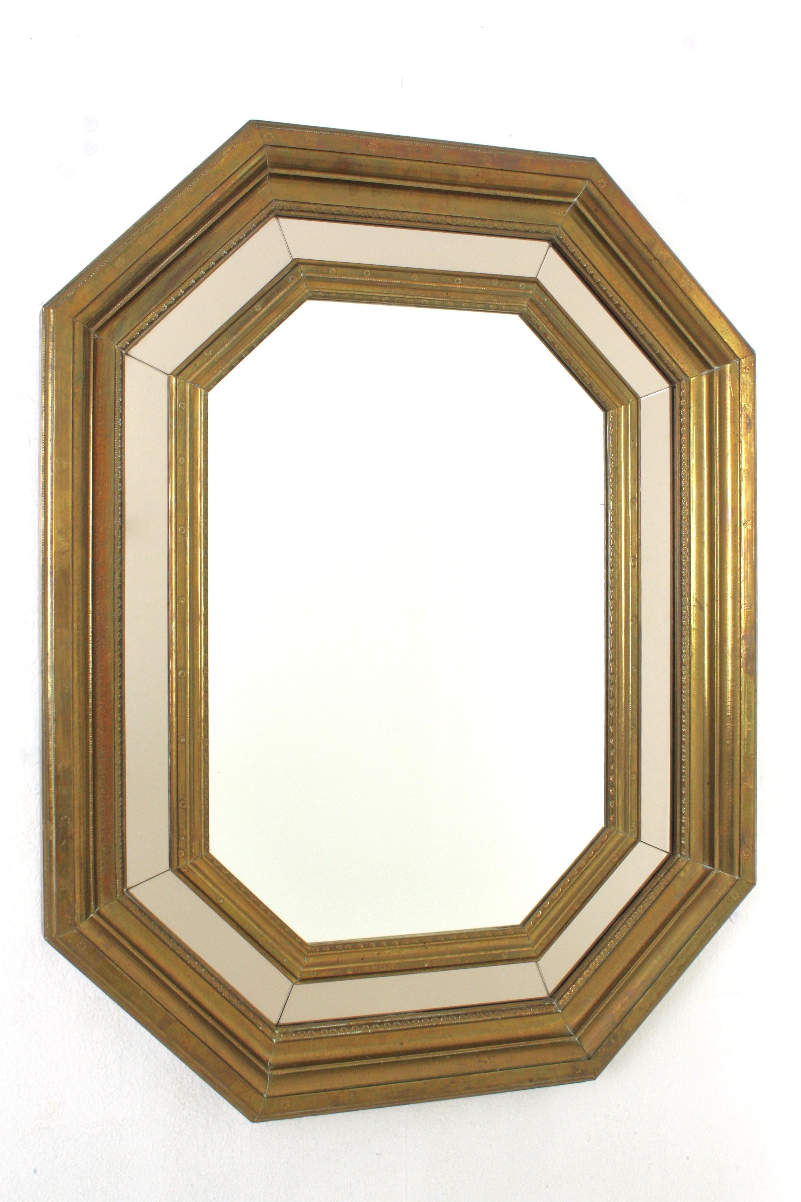 Spagnolo Specchio ottagonale del Medioevo in ottone con dettaglio specchio fumé in vendita