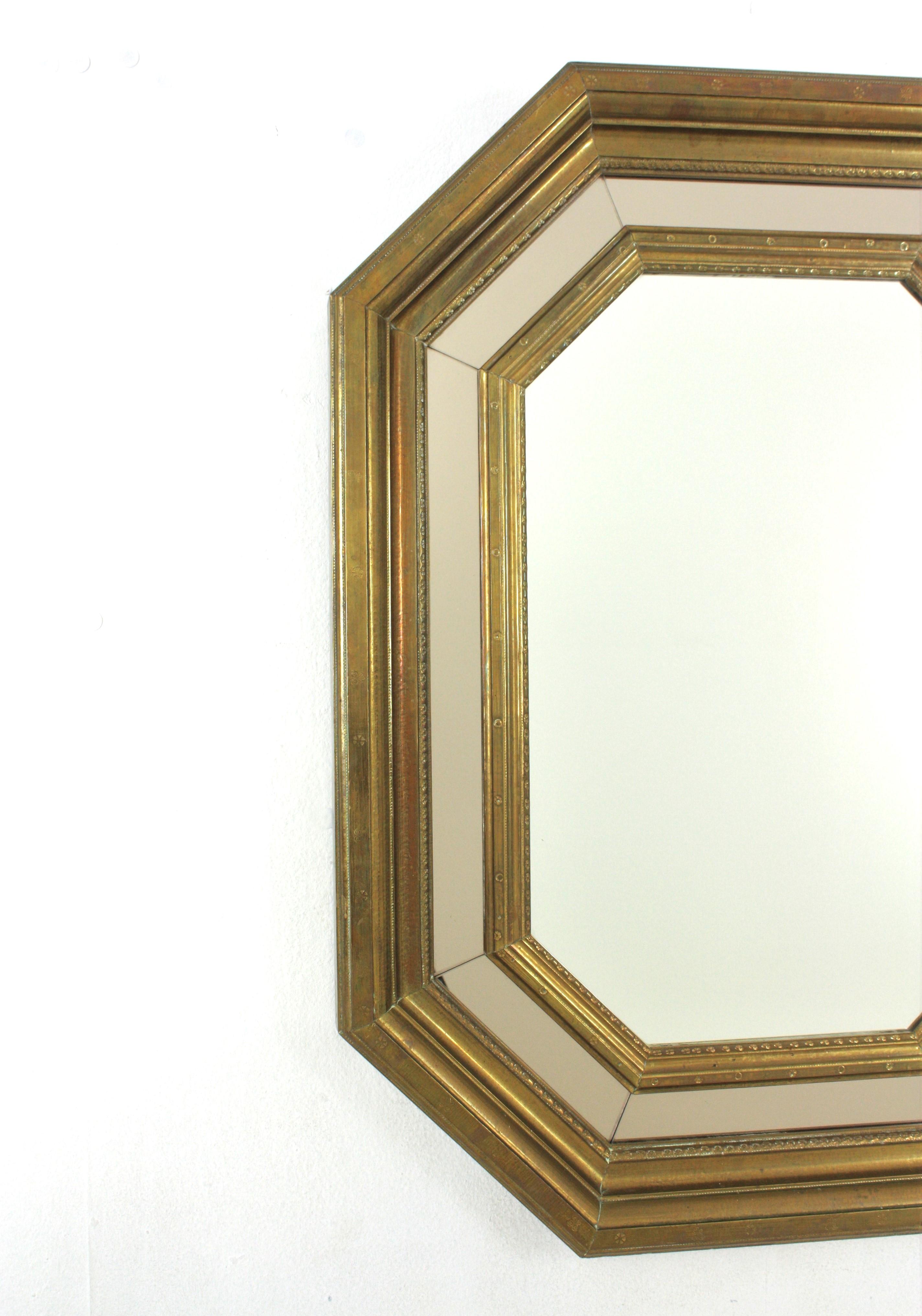 XX secolo Specchio ottagonale del Medioevo in ottone con dettaglio specchio fumé in vendita