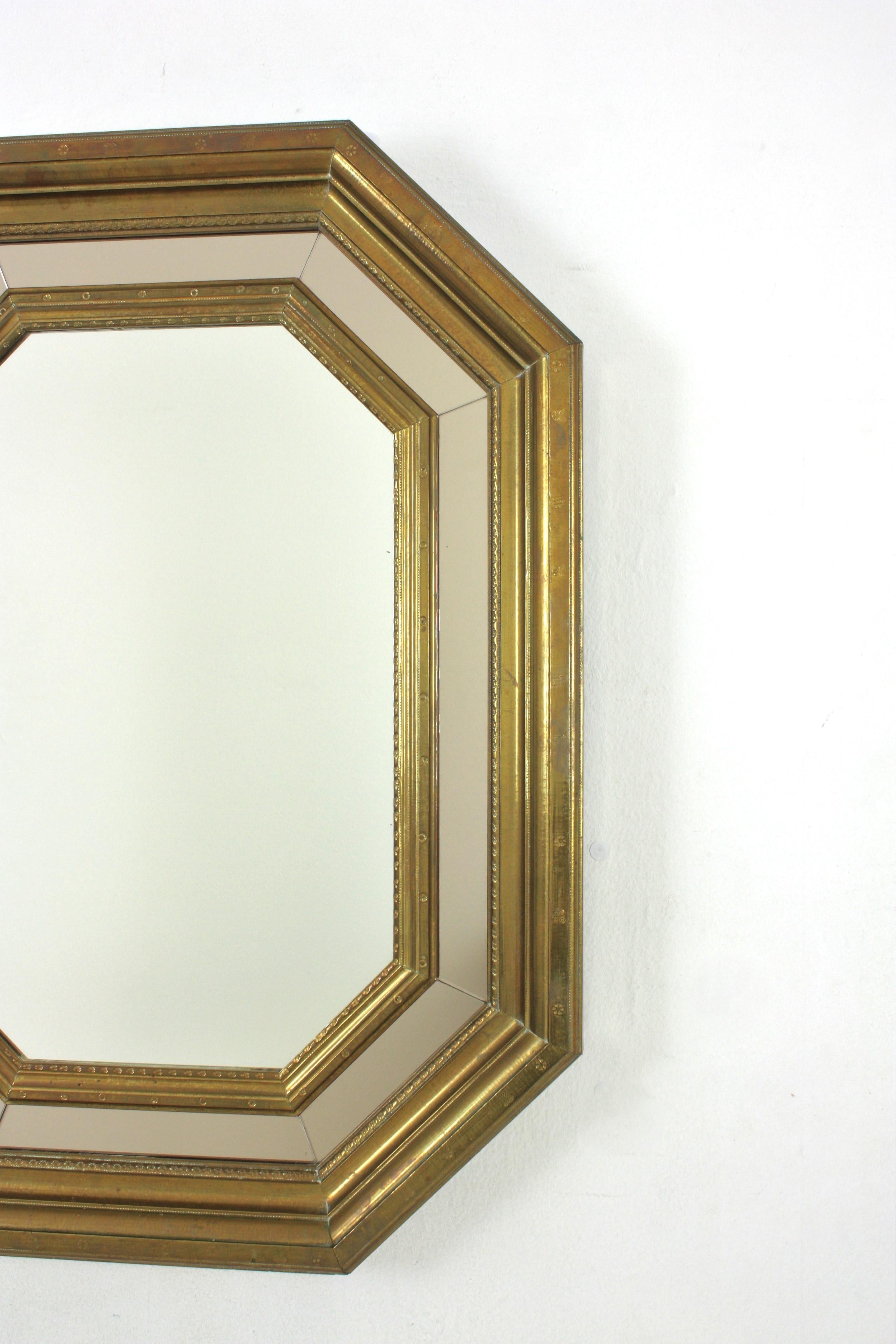 Metallo Specchio ottagonale del Medioevo in ottone con dettaglio specchio fumé in vendita