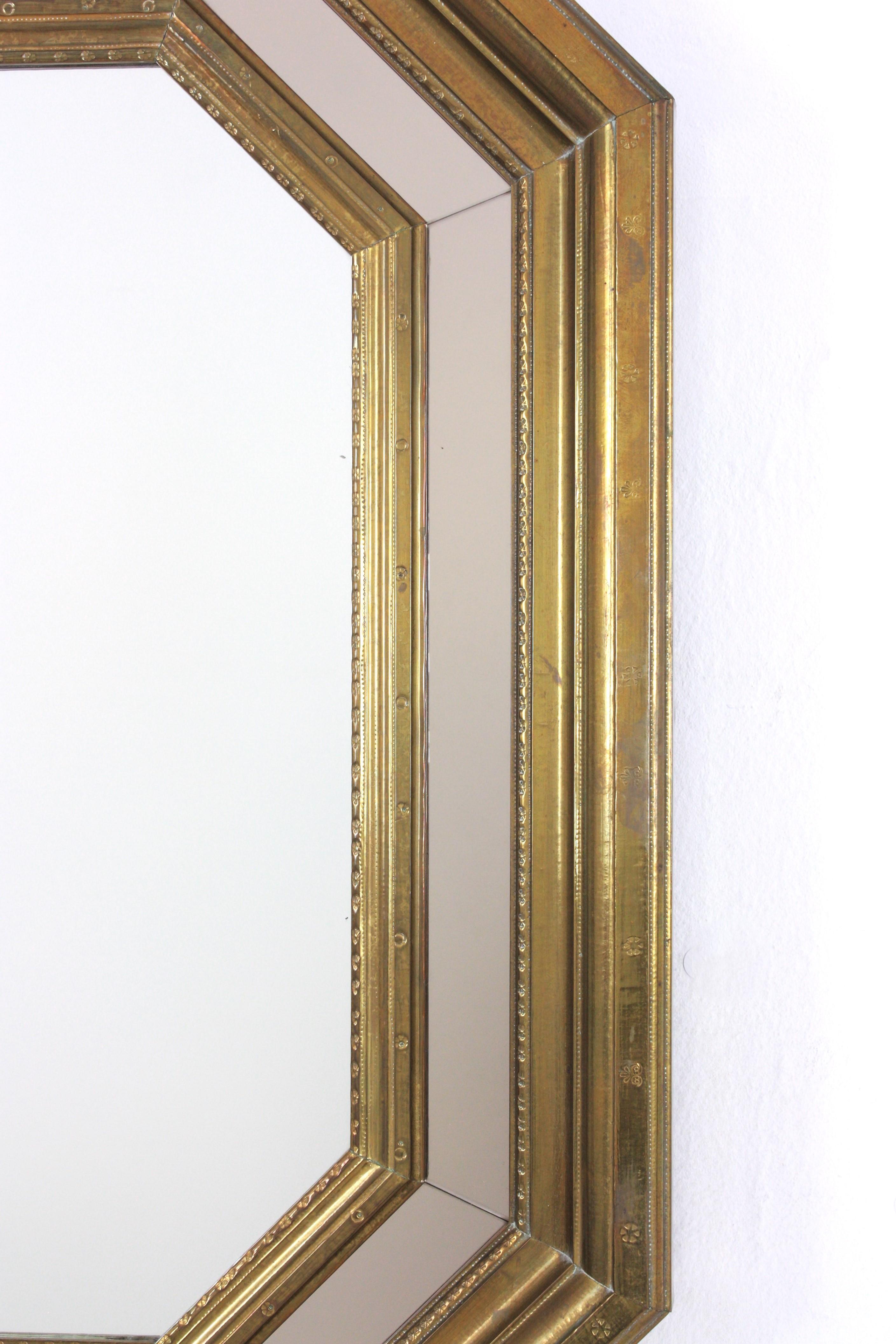 Specchio ottagonale del Medioevo in ottone con dettaglio specchio fumé in vendita 1