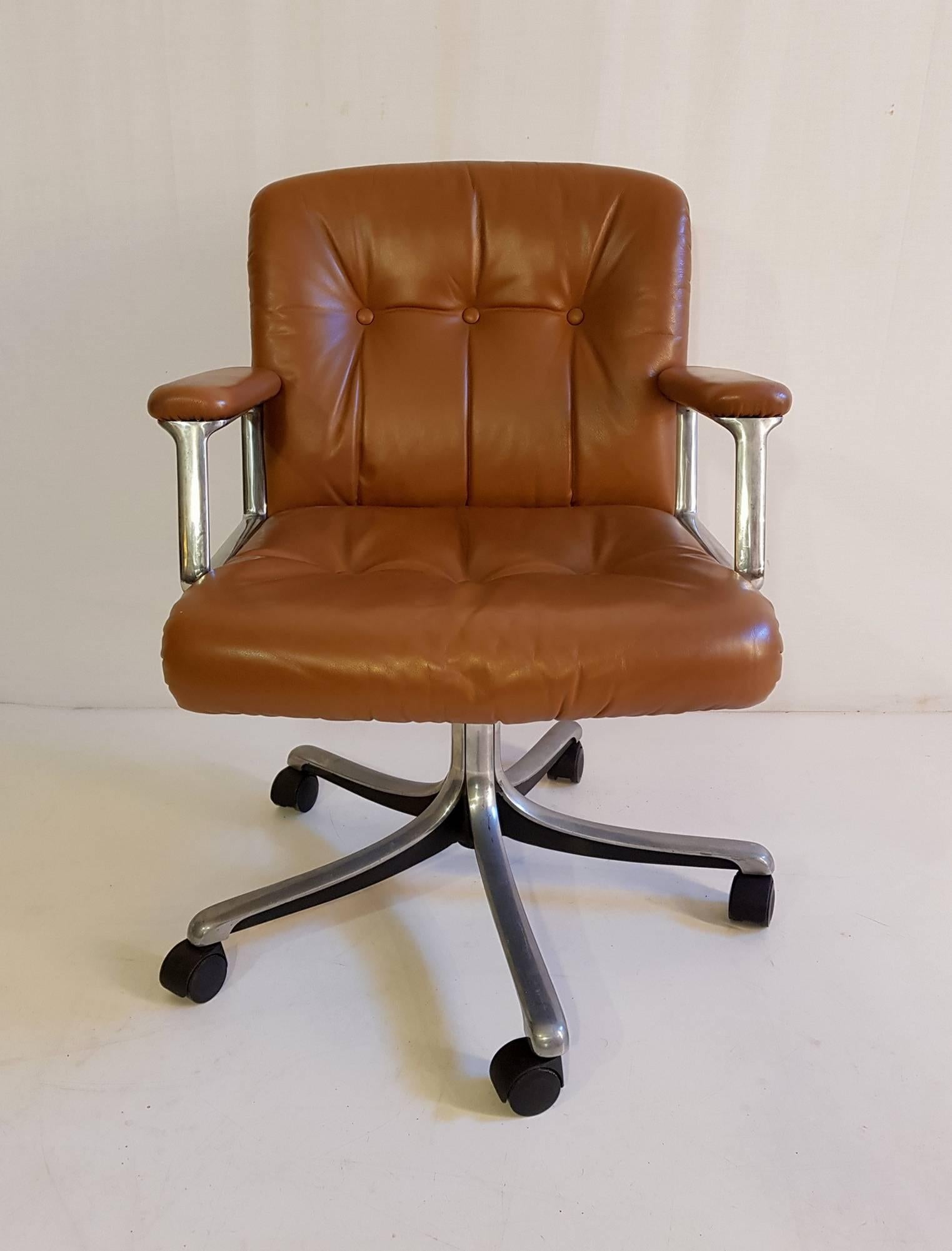 Swivel office chair in cognac brown leather and cast aluminium designed by Osvaldo Borsani in 1972 for Tecno. This chair is adjustable in height between 44-53 cm.