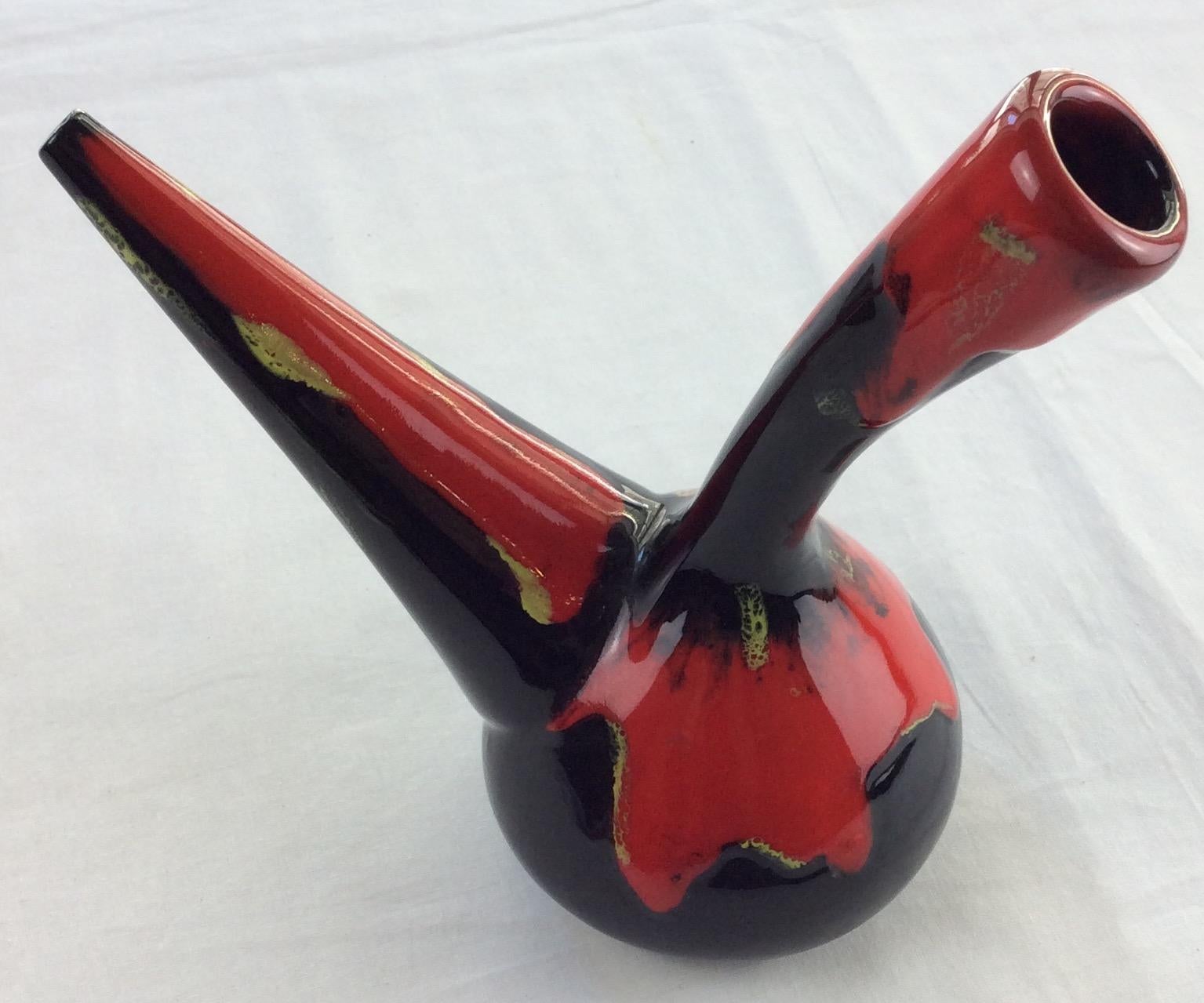 Français Vase à huile du milieu du siècle de Perpignan France:: noir:: rouge et jaune en vente