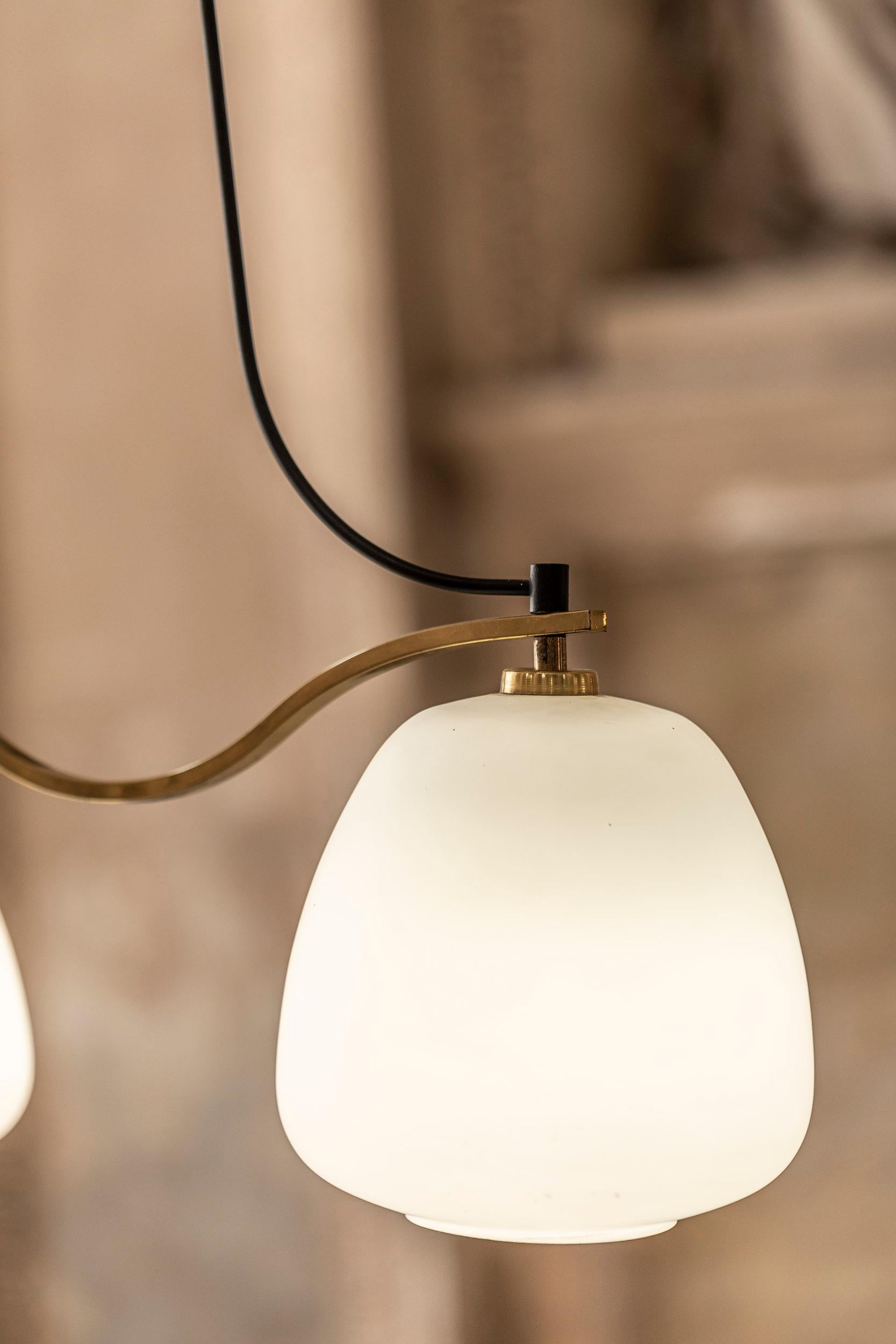 Ciondolo in vetro opalino e ottone del Medioevo, Italia, 1950 in vendita 3