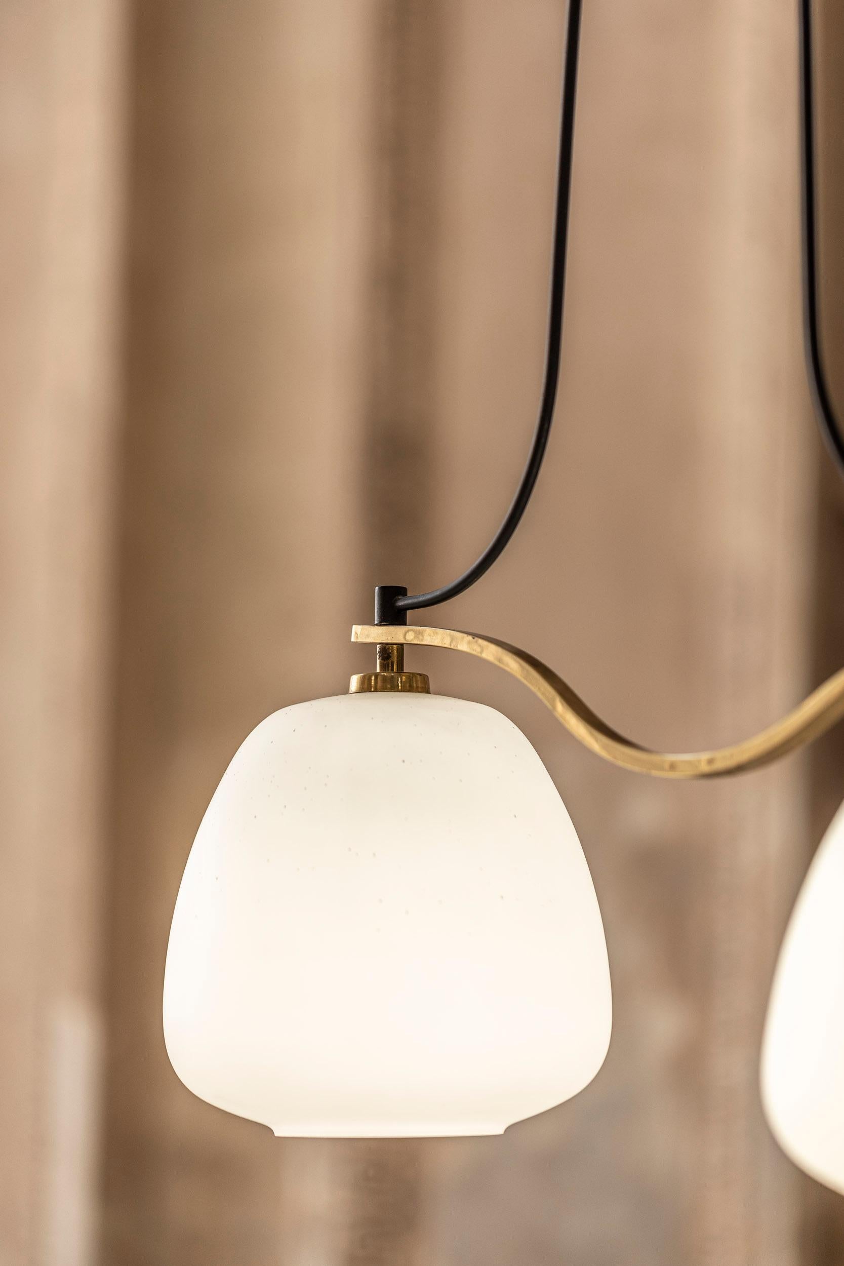 Ciondolo in vetro opalino e ottone del Medioevo, Italia, 1950 in vendita 4