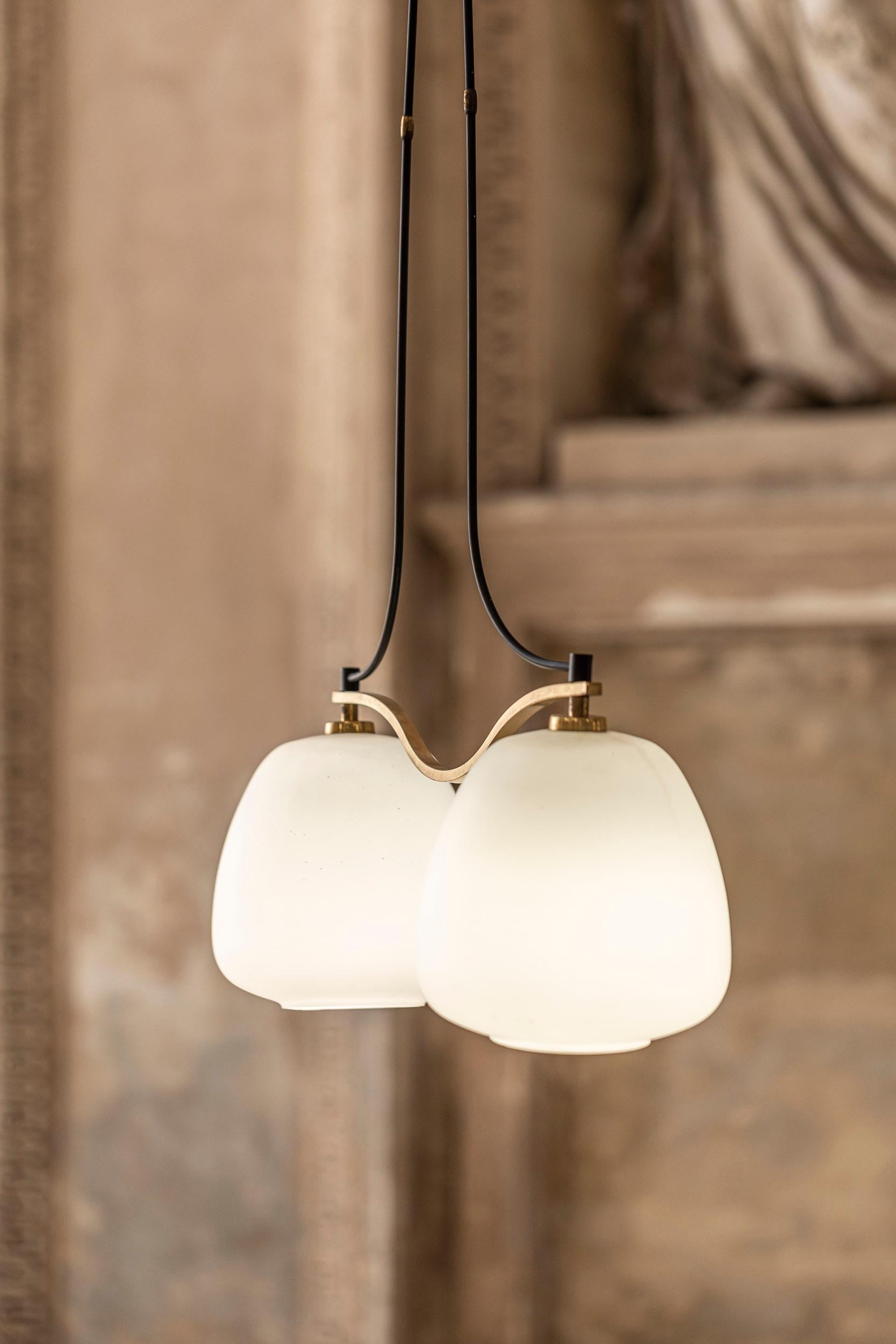 Ciondolo in vetro opalino e ottone del Medioevo, Italia, 1950 in vendita 5