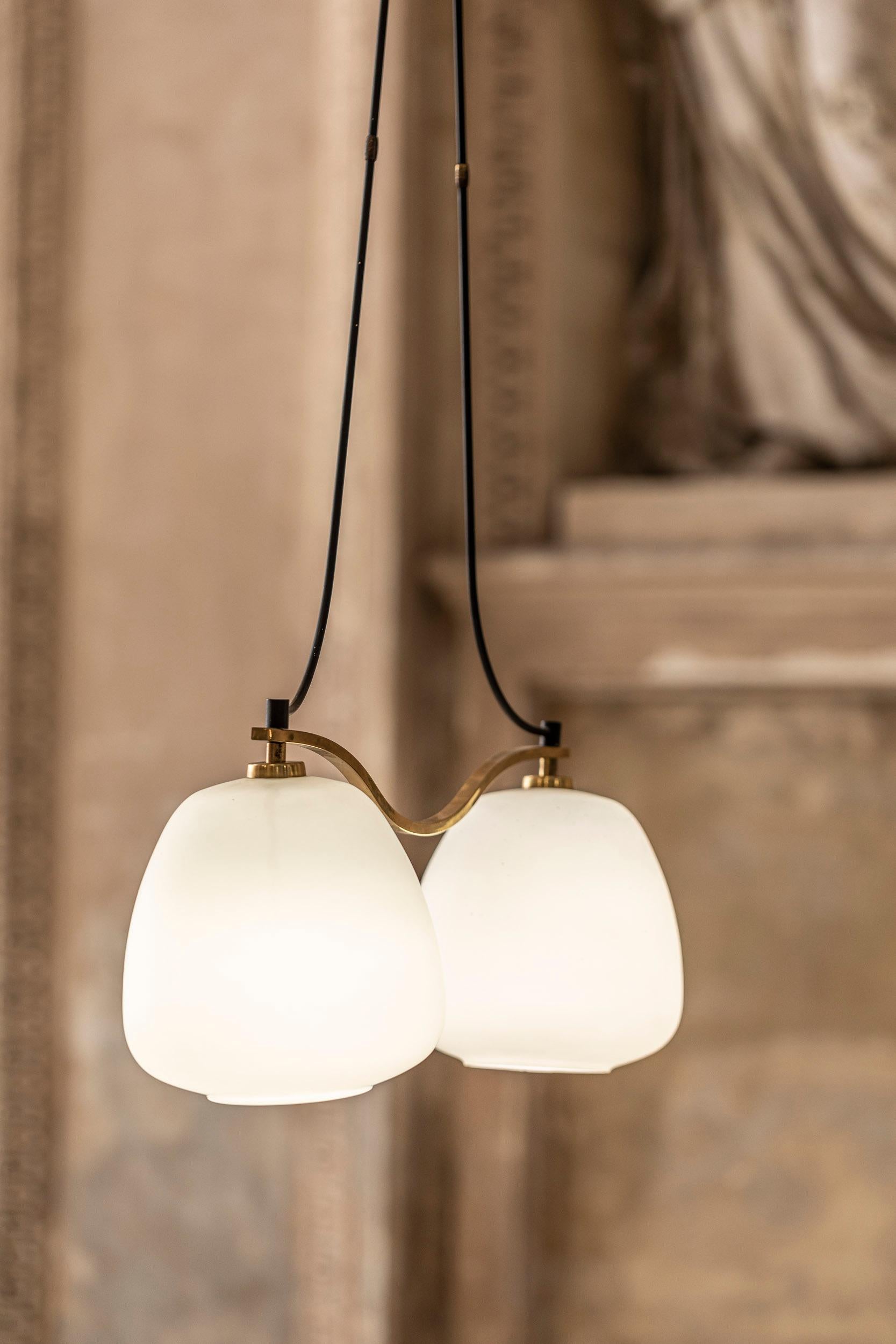 Ciondolo in vetro opalino e ottone del Medioevo, Italia, 1950 in vendita 6