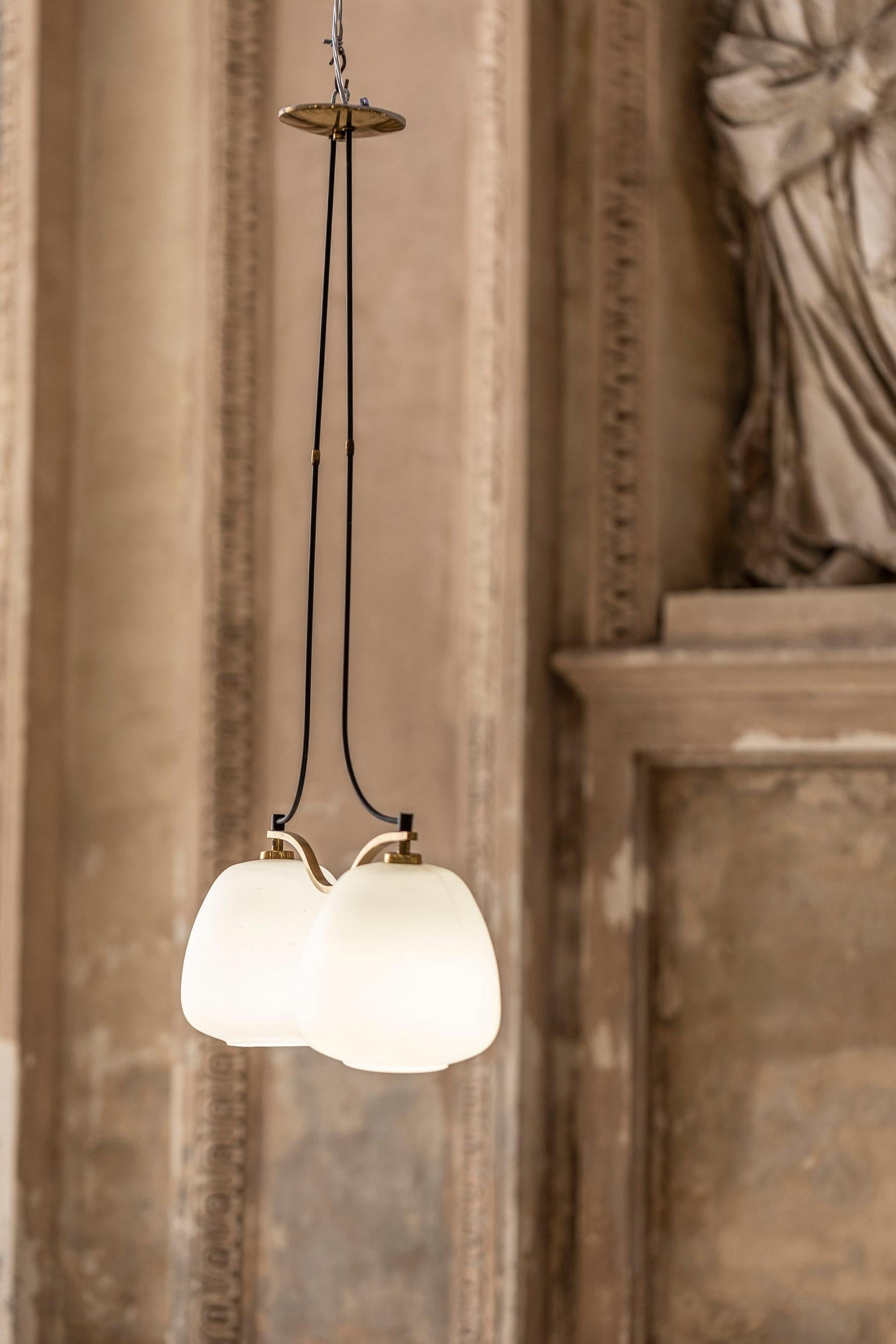 Ciondolo in vetro opalino e ottone del Medioevo, Italia, 1950 in vendita 7